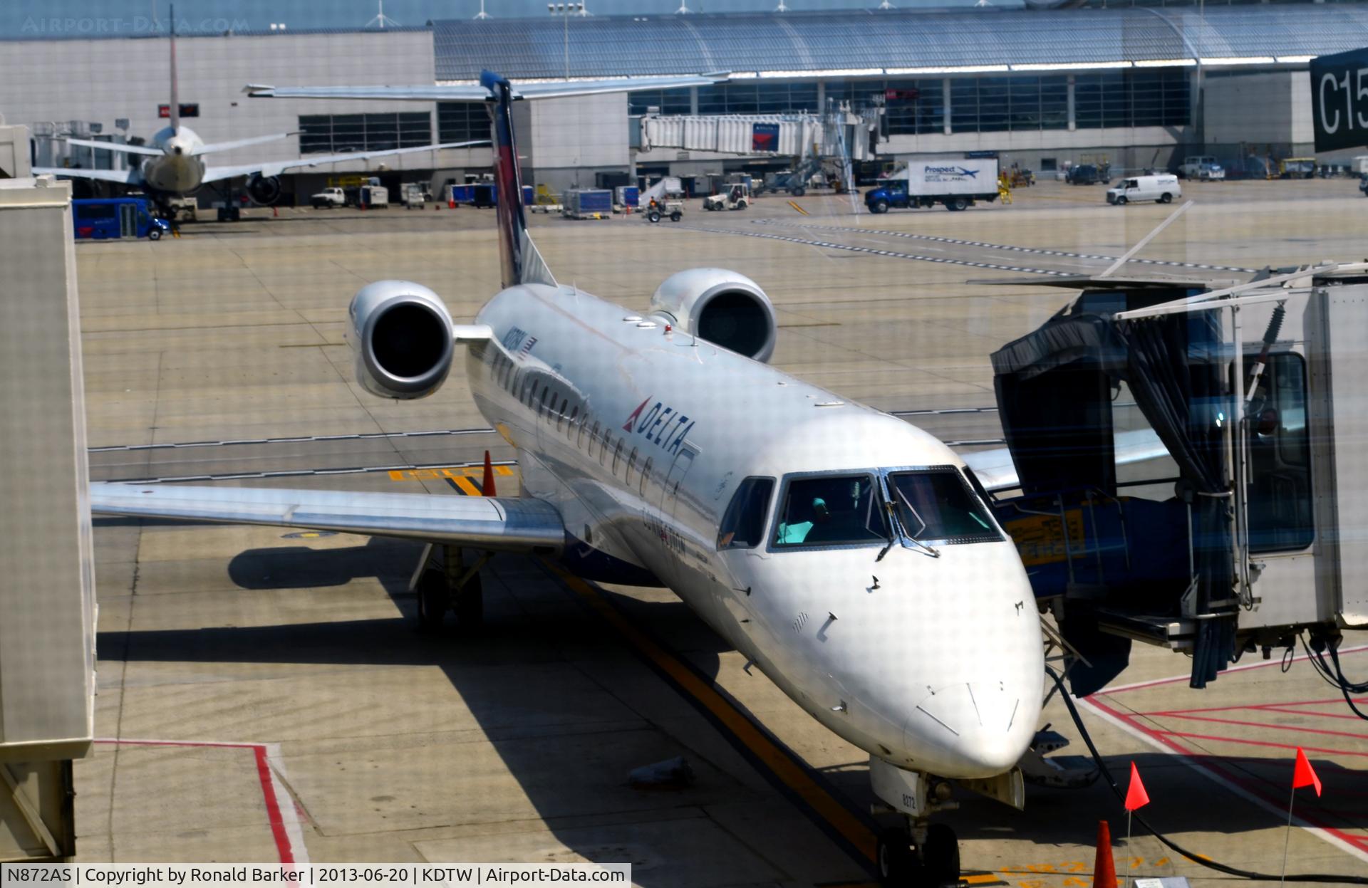 N872AS, 2001 Bombardier CRJ-200ER (CL-600-2B19) C/N 7542, Gate C15 Detroit
