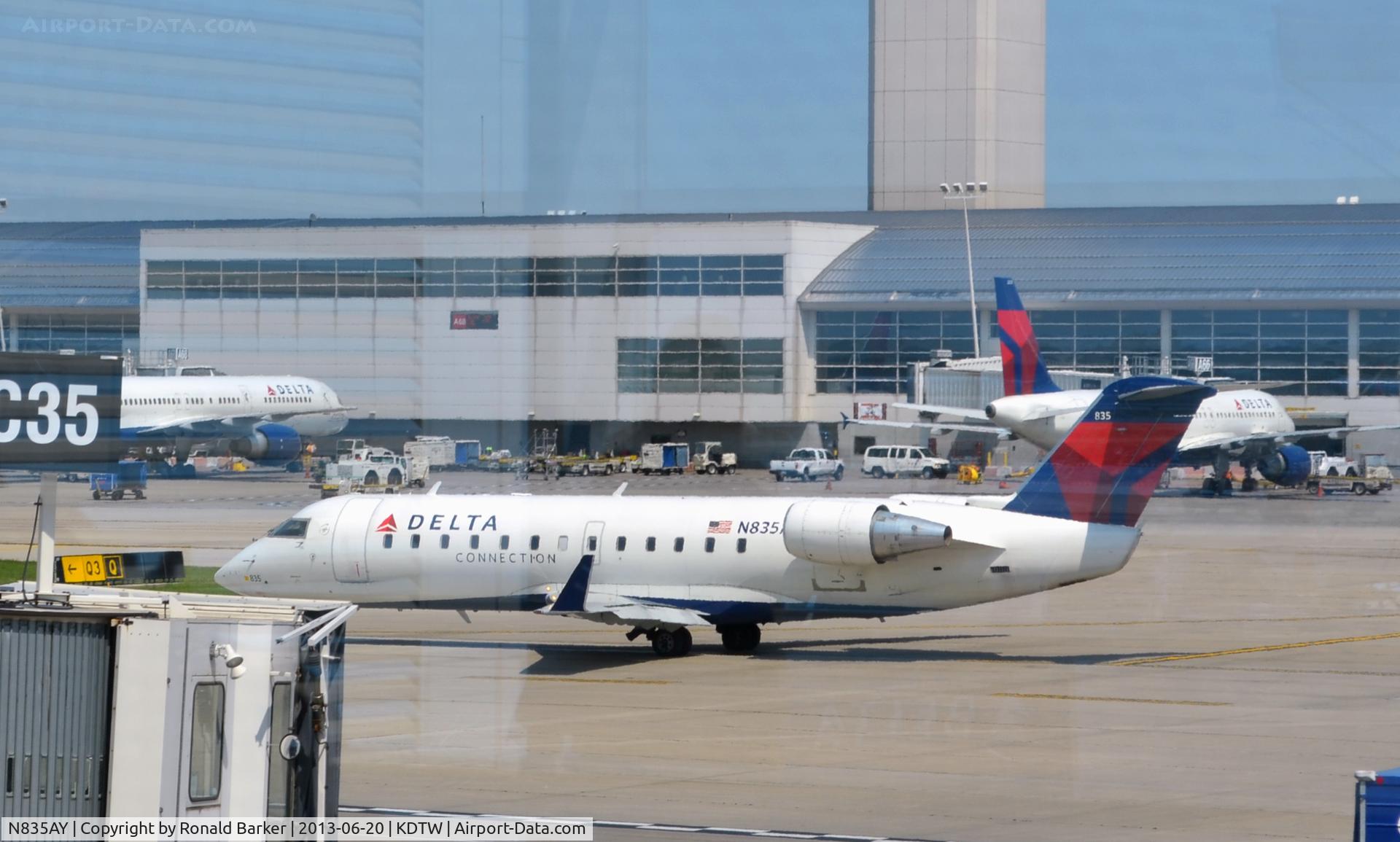 N835AY, 2005 Bombardier CRJ-200ER (CL-600-2B19) C/N 8035, Taxi Detroit