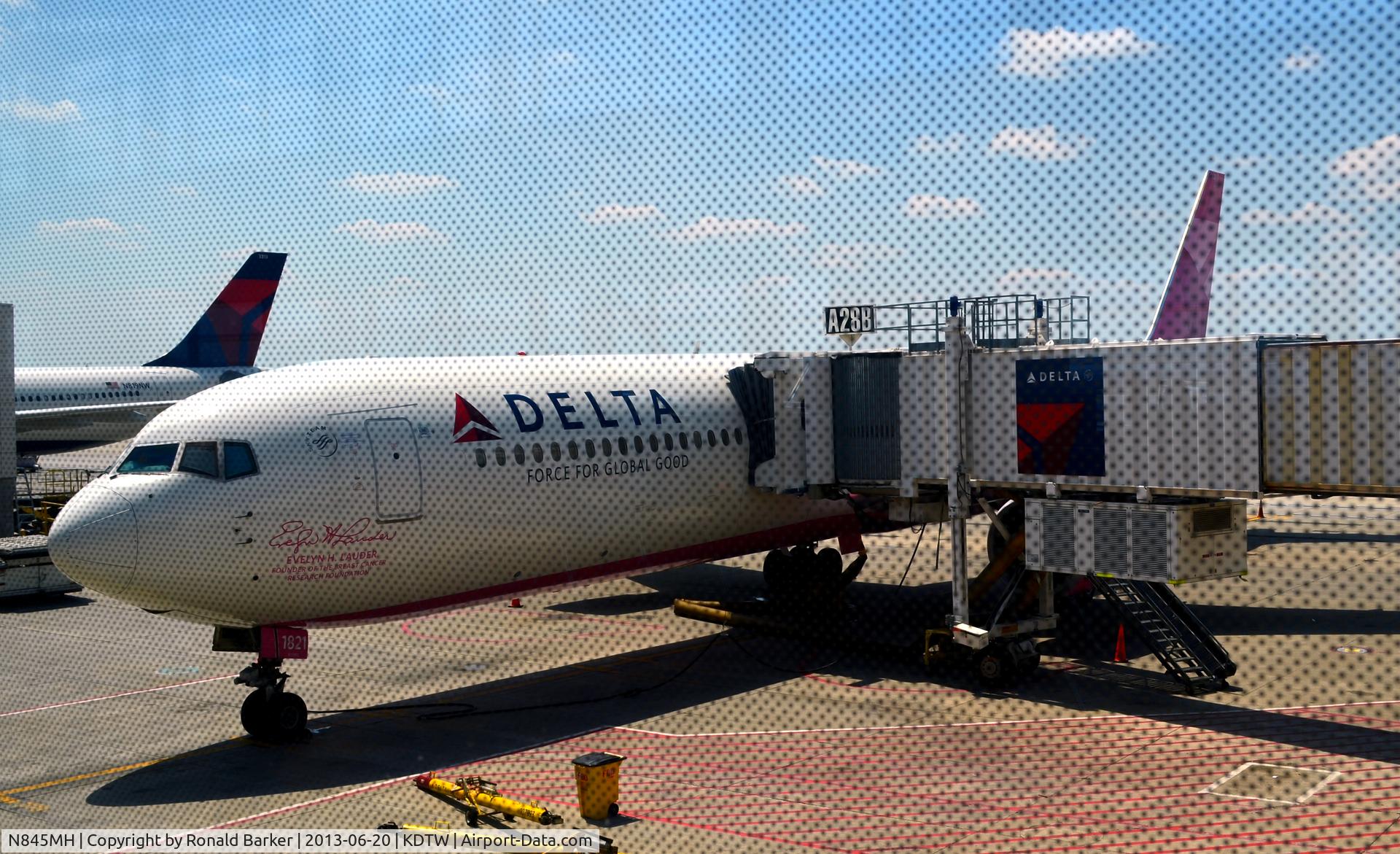 N845MH, 2002 Boeing 767-432/ER C/N 29719, Gate A28 - Evelyn H. Lauder - Breast Cancer Awareness - Detroit