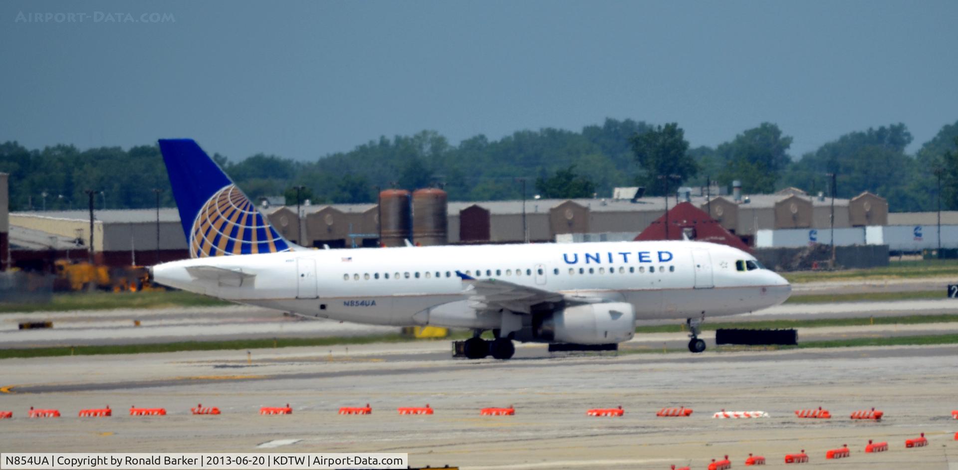 N854UA, 2002 Airbus A319-131 C/N 1731, taxi Detroit
