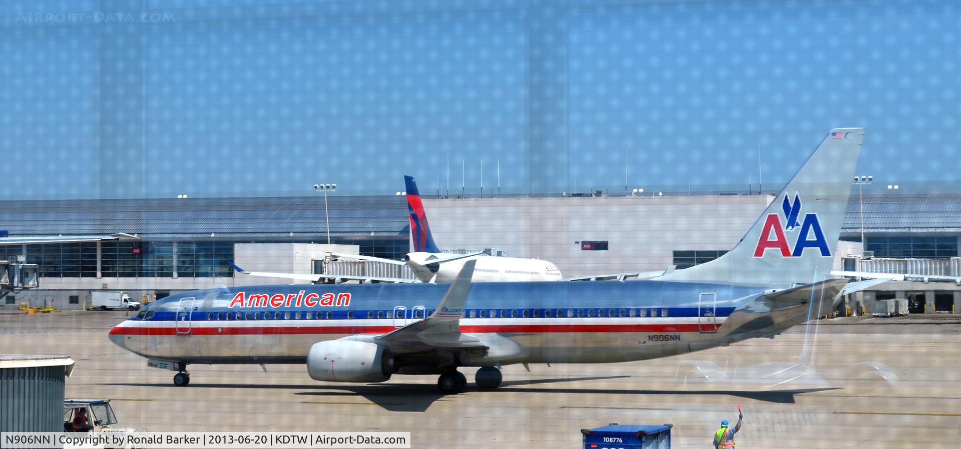 N906NN, 2012 Boeing 737-823 C/N 31155, Taxi Detroit