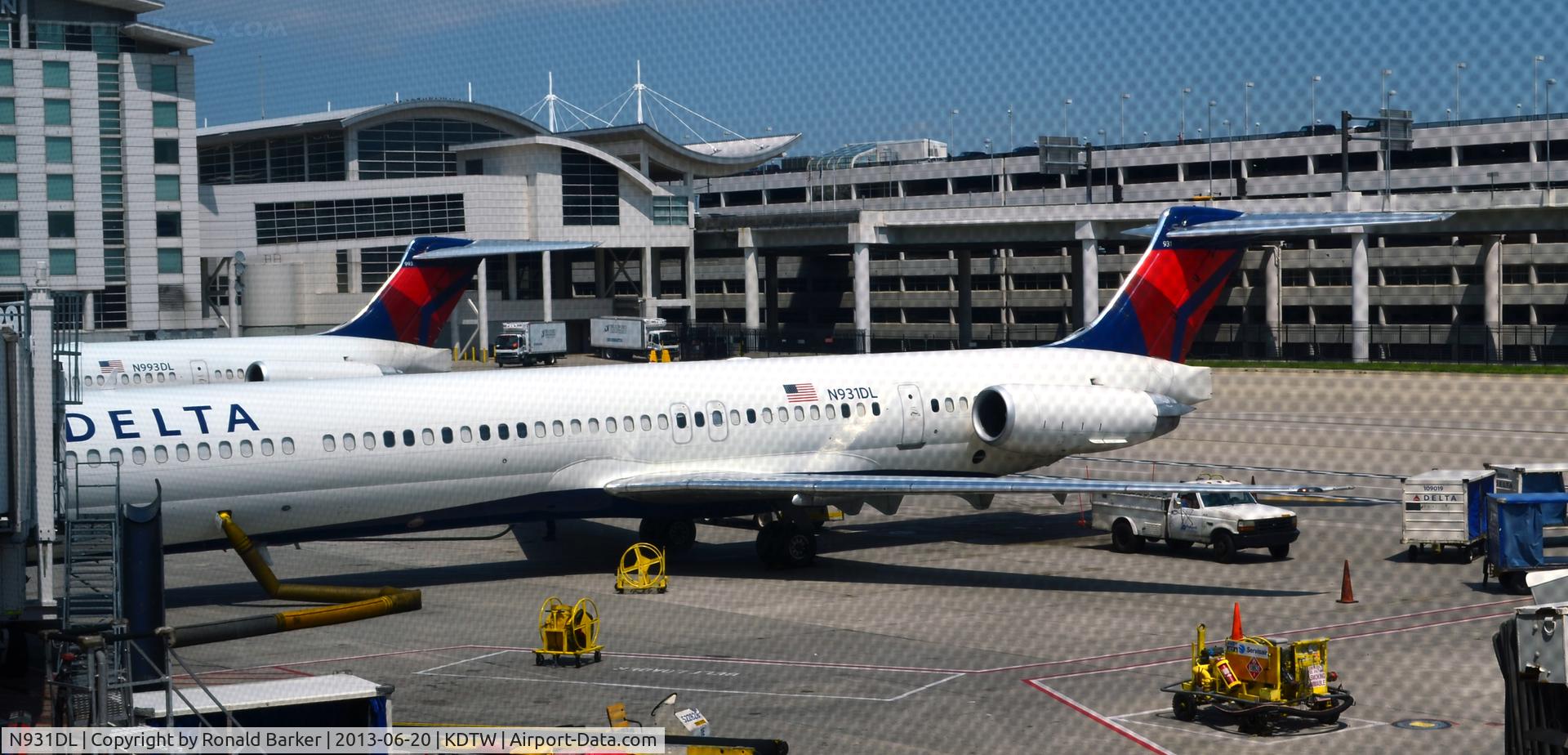 N931DL, 1988 McDonnell Douglas MD-88 C/N 49718, At gate, preparing to board.  Air conditioning hose in place.  Detroit