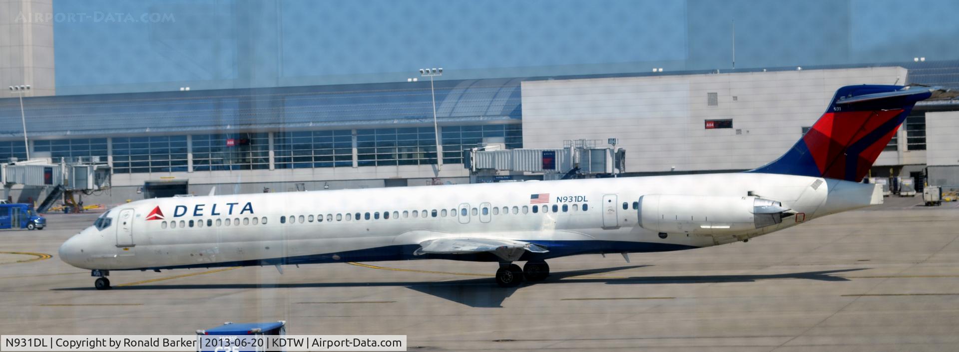 N931DL, 1988 McDonnell Douglas MD-88 C/N 49718, Taxi Detroit