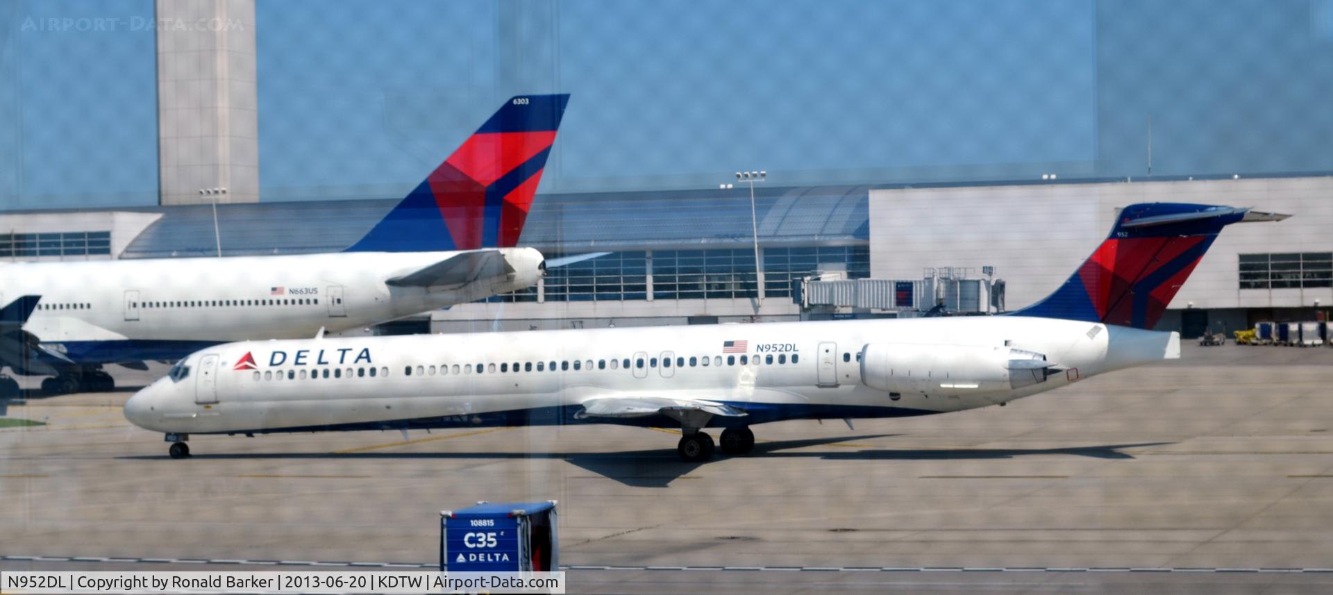 N952DL, 1990 McDonnell Douglas MD-88 C/N 49883, Taxi Detroit