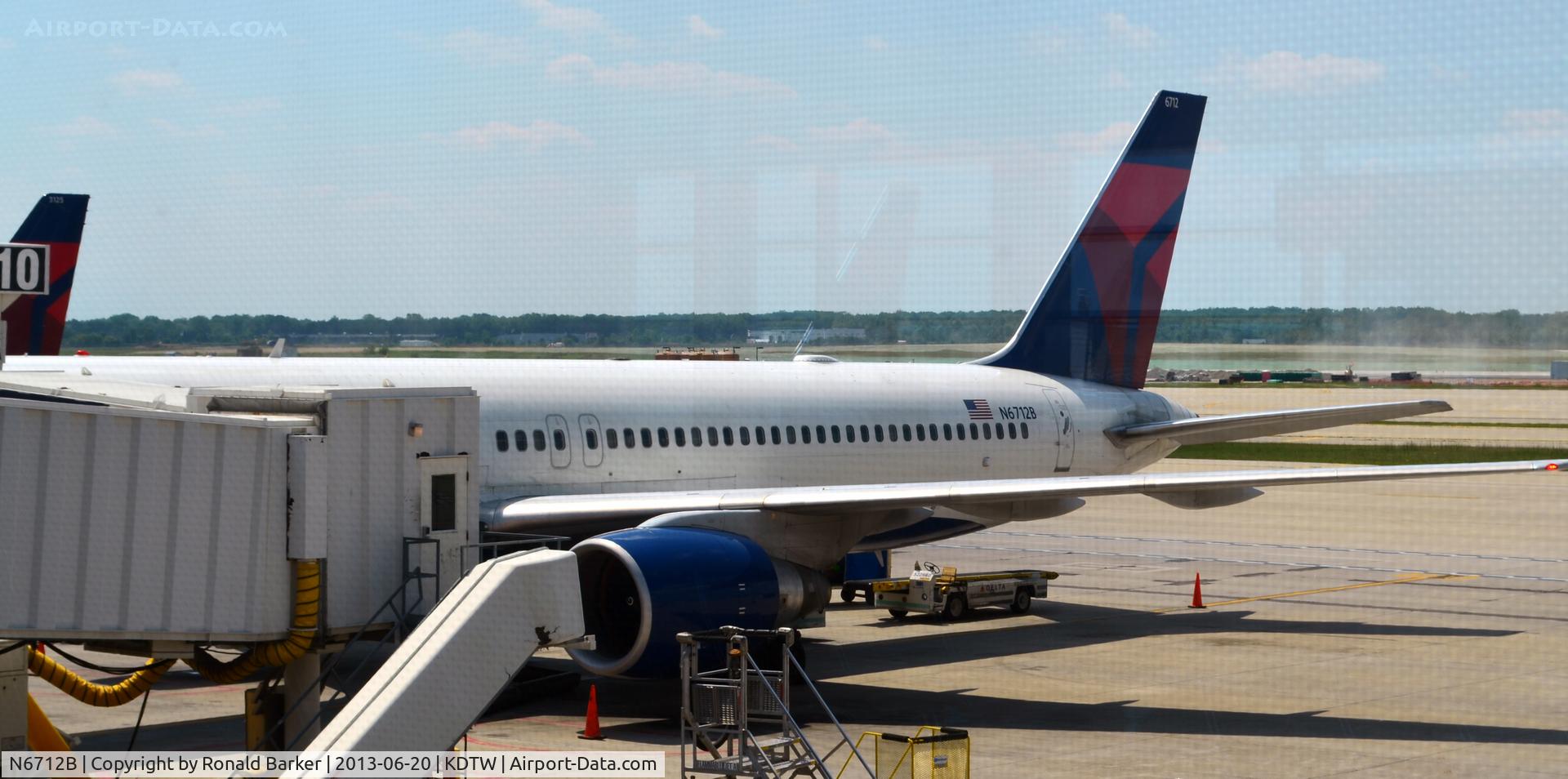 N6712B, 2000 Boeing 757-232 C/N 30484, Loading baggage at Gate A10 Detroit