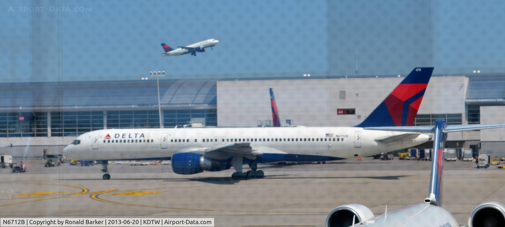 N6712B, 2000 Boeing 757-232 C/N 30484, Taxi Detroit