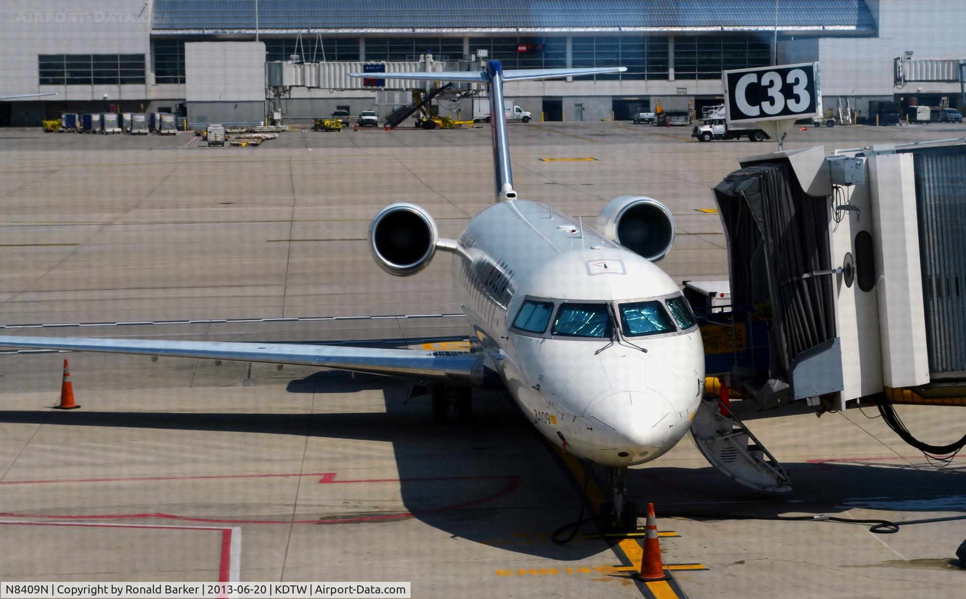 N8409N, 2000 Canadair CRJ-200LR (CL-600-2B19) C/N 7409, Gate C33 Detroit
