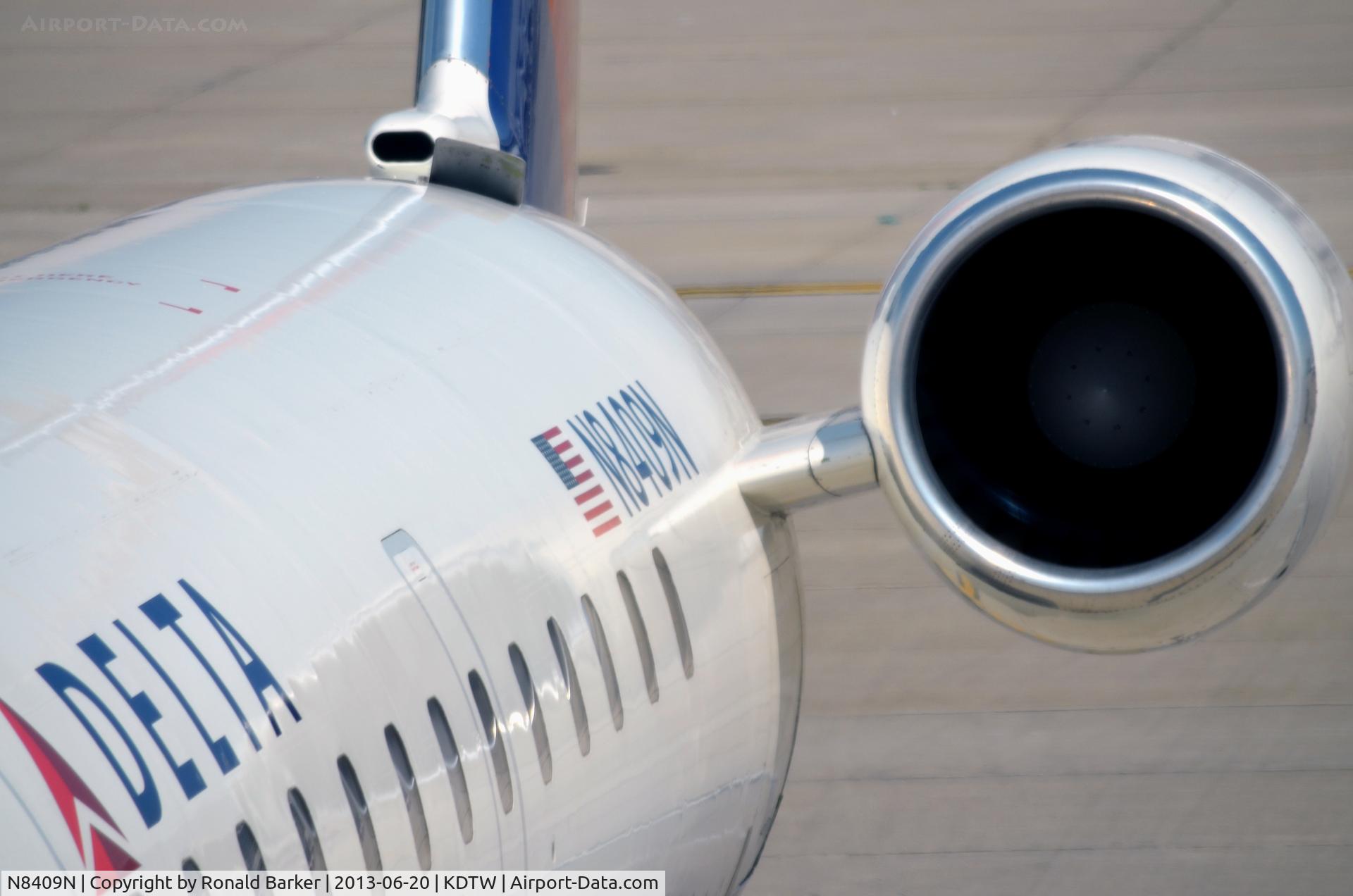 N8409N, 2000 Canadair CRJ-200LR (CL-600-2B19) C/N 7409, Close-up of number one engine.  Detroit