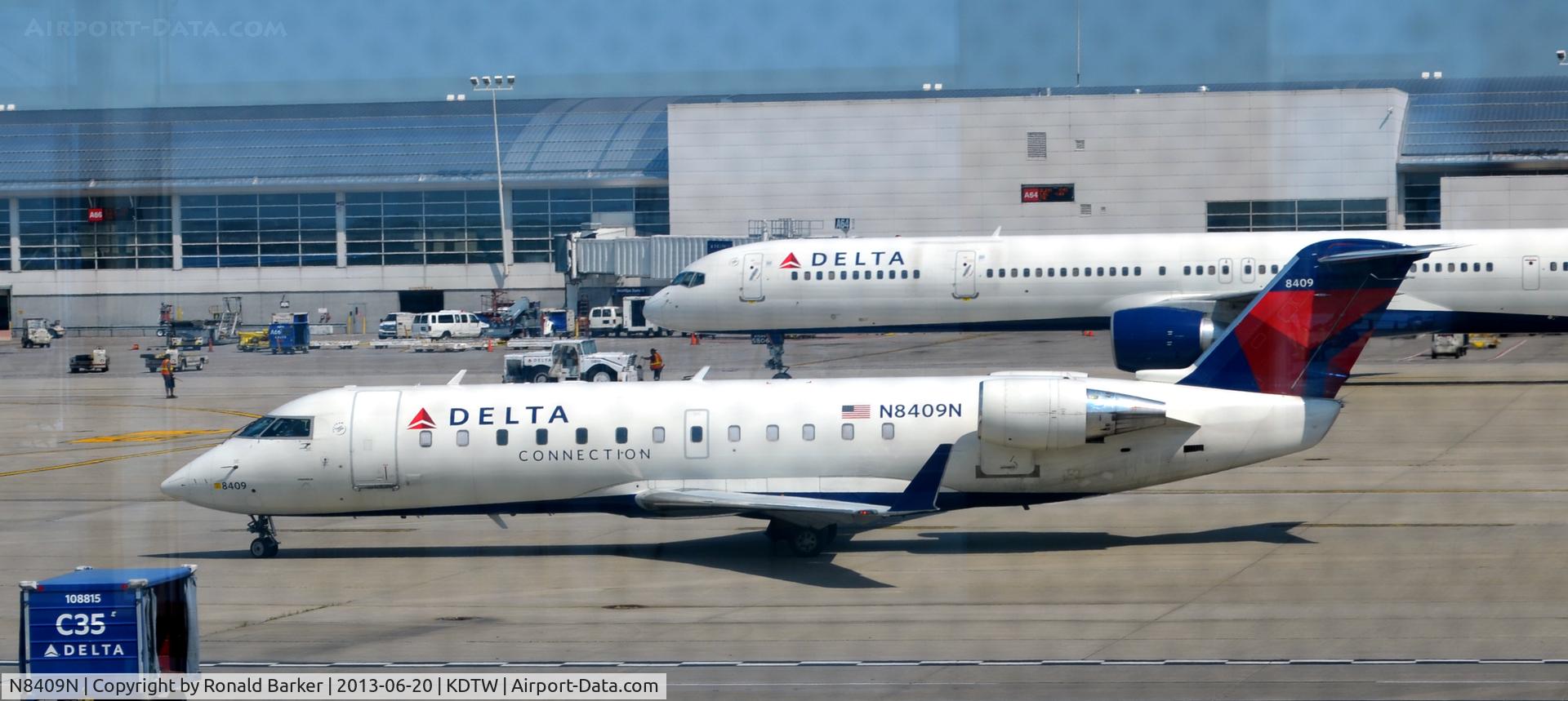N8409N, 2000 Canadair CRJ-200LR (CL-600-2B19) C/N 7409, Taxi Detroit