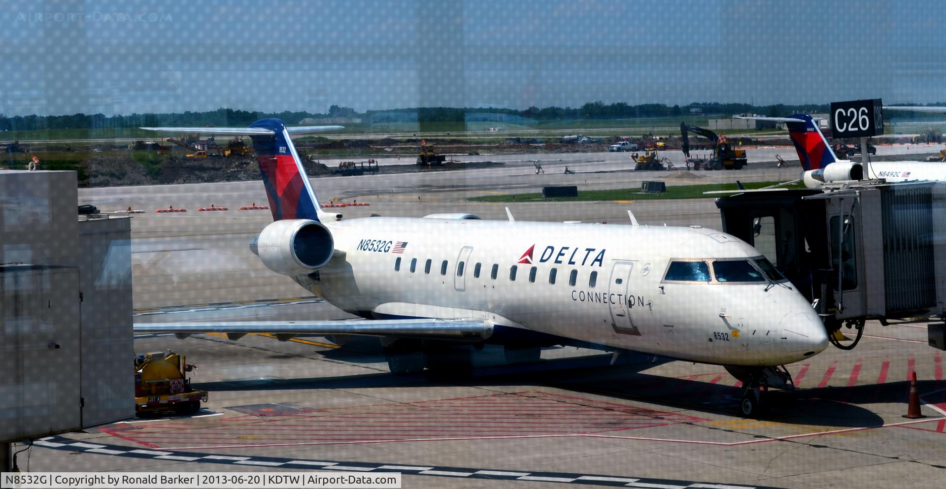 N8532G, 2001 Bombardier CRJ-200LR (CL-600-2B19) C/N 7532, Gate C26 Detroit