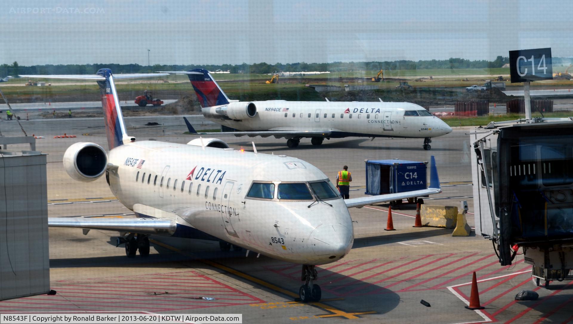 N8543F, 2001 Bombardier CRJ-200LR (CL-600-2B19) C/N 7543, Gate C14  Detroit