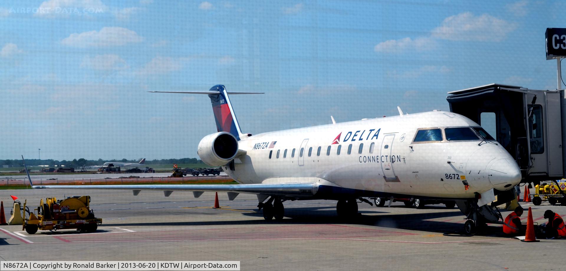 N8672A, 2002 Bombardier CRJ-200 (CL-600-2B19) C/N 7672, Gate C36 Detroit