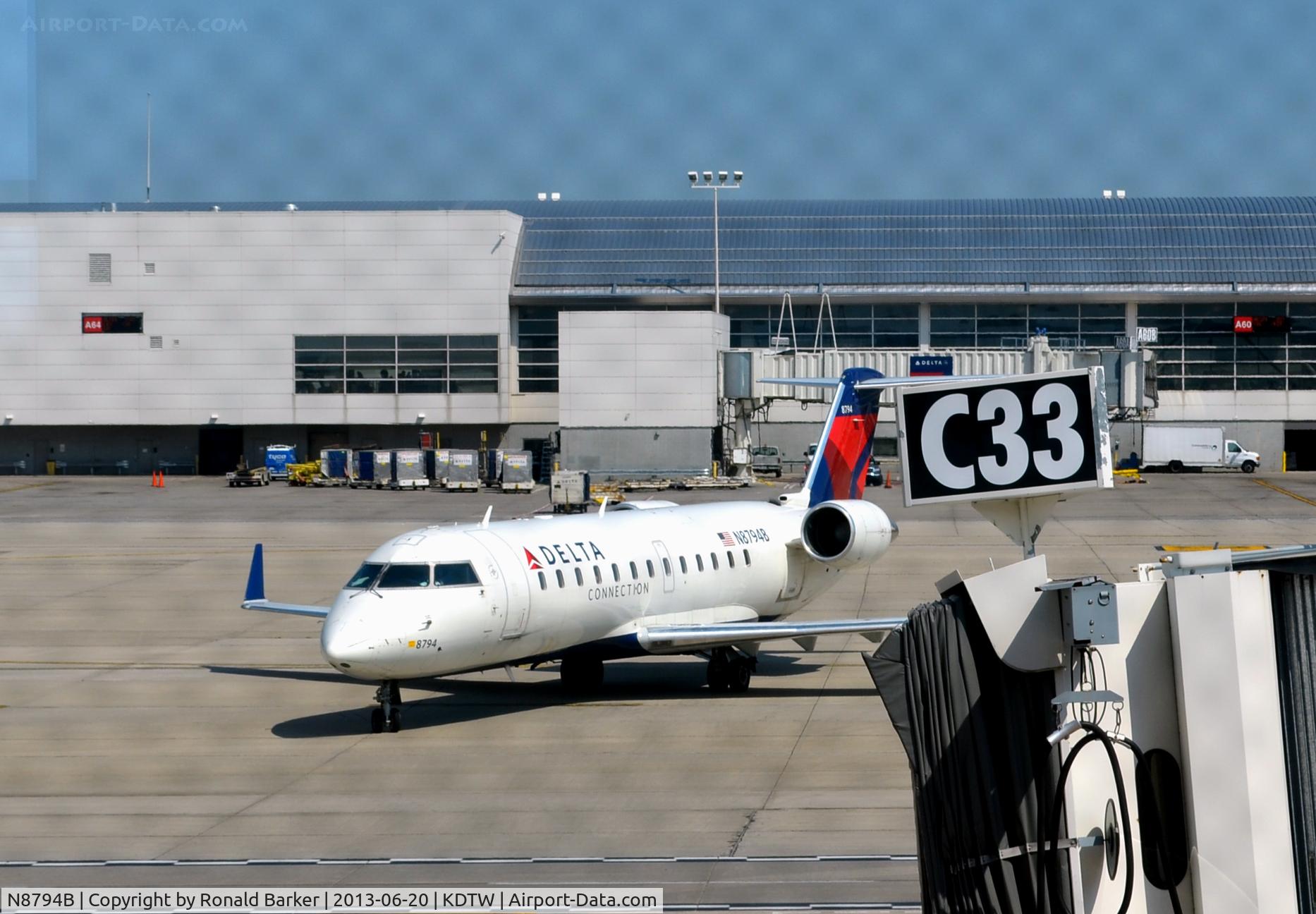 N8794B, 2003 Bombardier CRJ-200 (CL-600-2B19) C/N 7794, Taxi Detroit