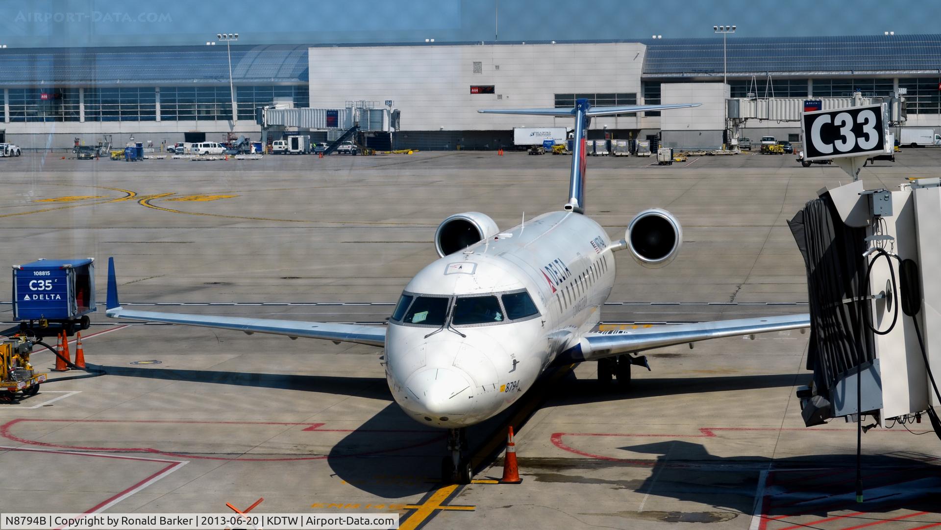 N8794B, 2003 Bombardier CRJ-200 (CL-600-2B19) C/N 7794, Taxi to Gate C33 Detroit