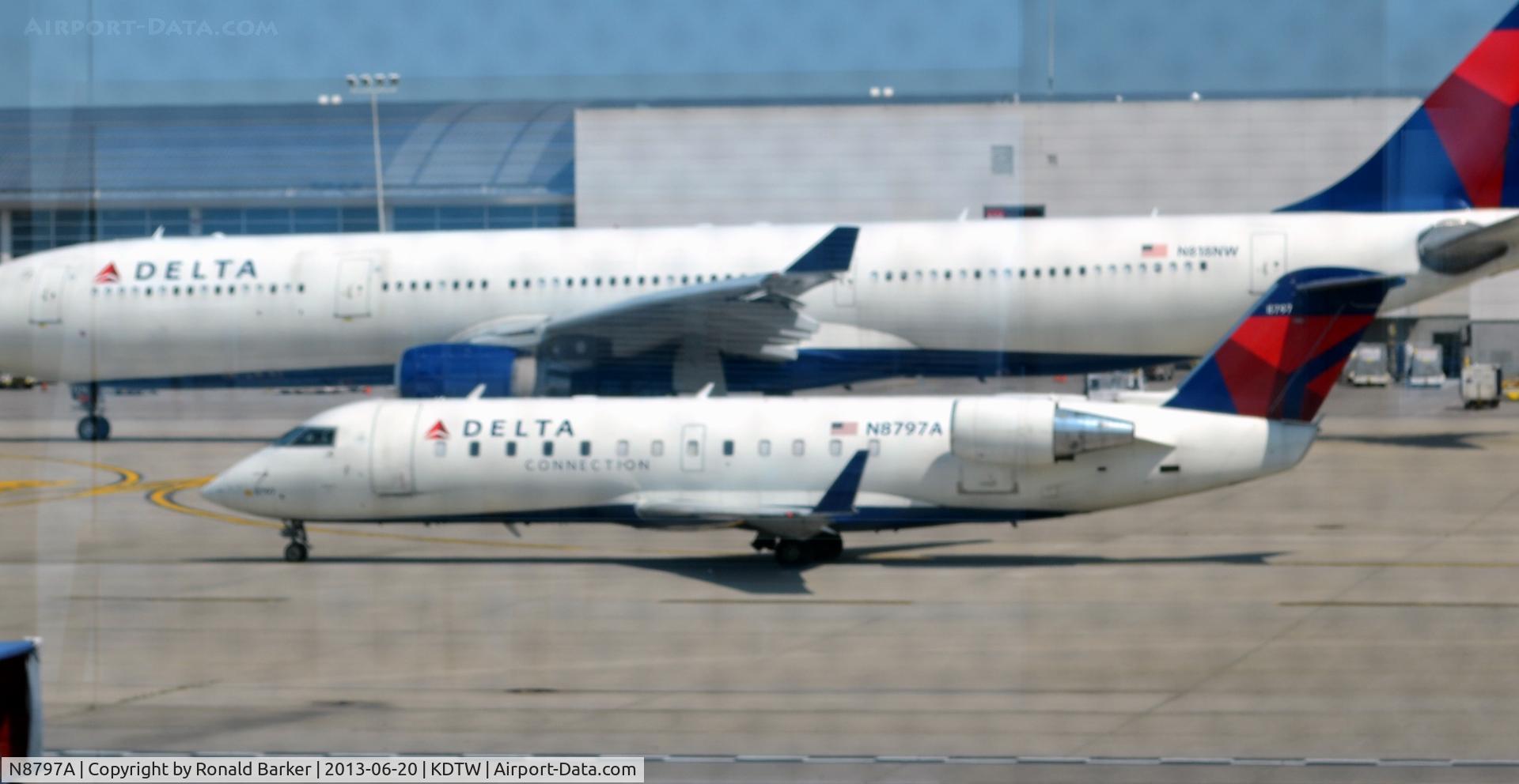 N8797A, 2003 Bombardier CRJ-200 (CL-600-2B19) C/N 7797, Taxi Detroit