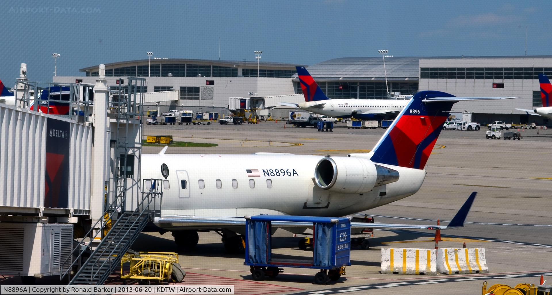 N8896A, 2004 Bombardier CRJ-200LR (CL-600-2B19) C/N 7896, At the gate, loading bags  Detroit