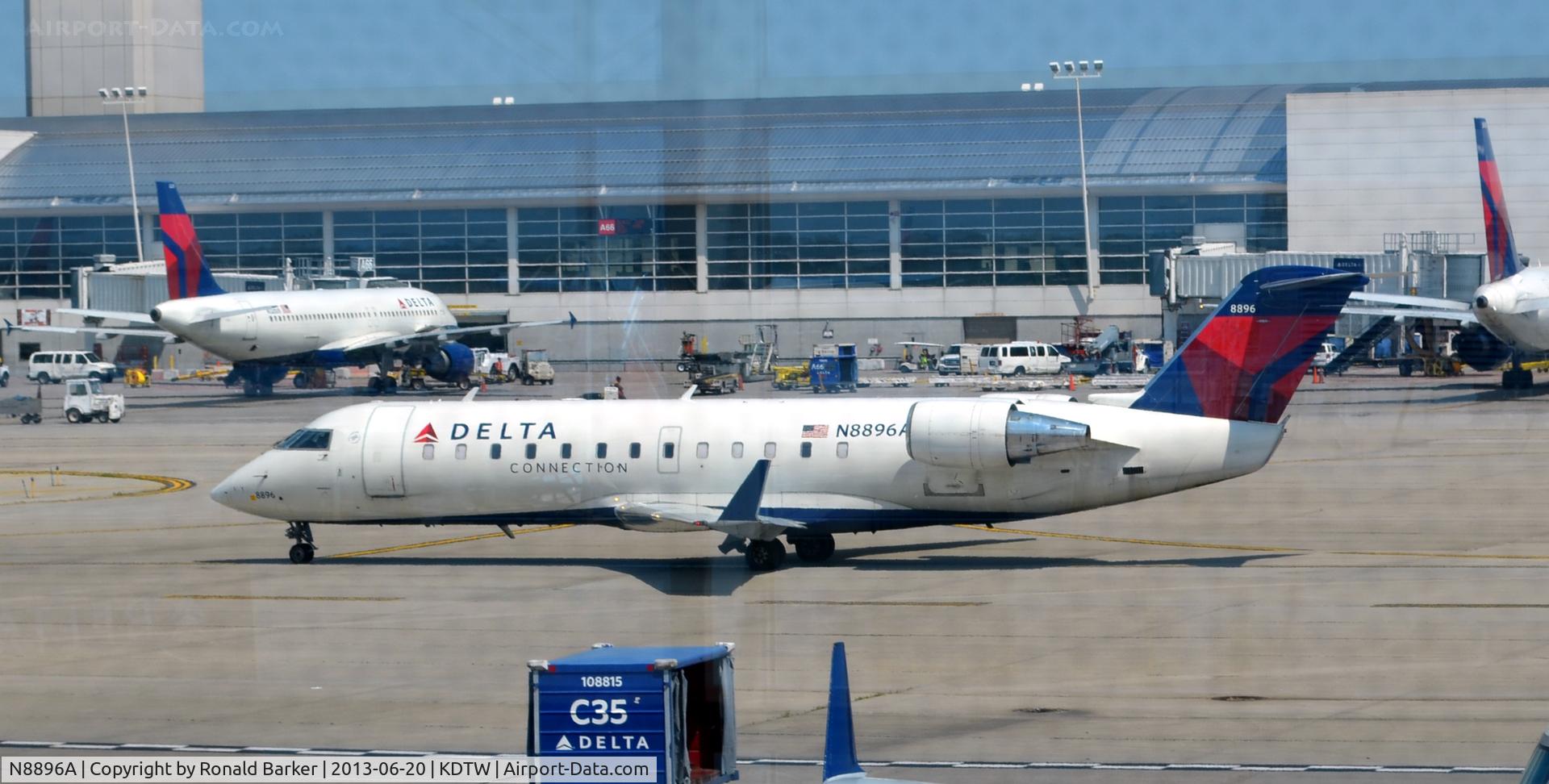 N8896A, 2004 Bombardier CRJ-200LR (CL-600-2B19) C/N 7896, Taxi Detroit