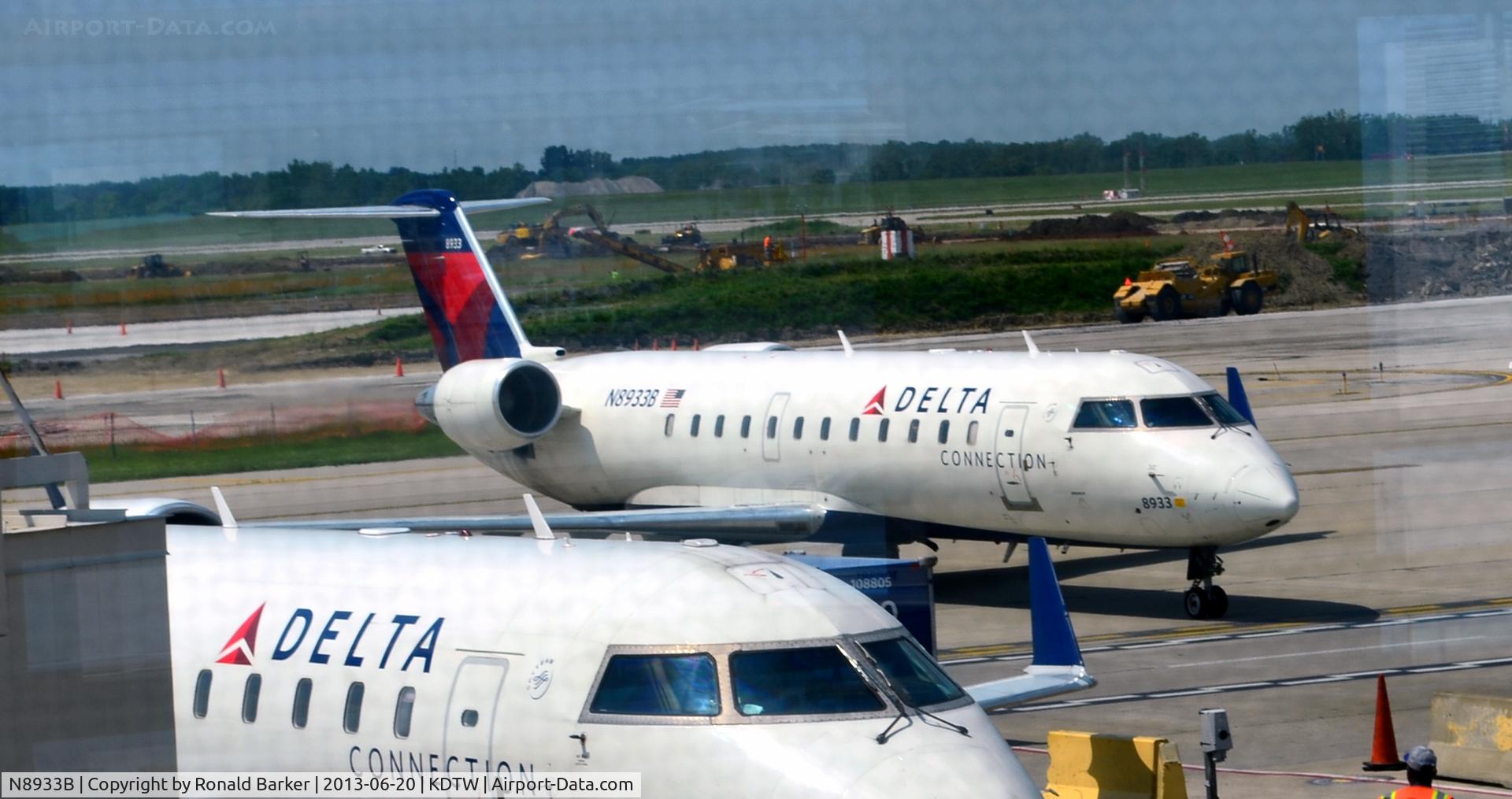 N8933B, 2004 Bombardier CRJ-200 (CL-600-2B19) C/N 7933, Taxi Detroit