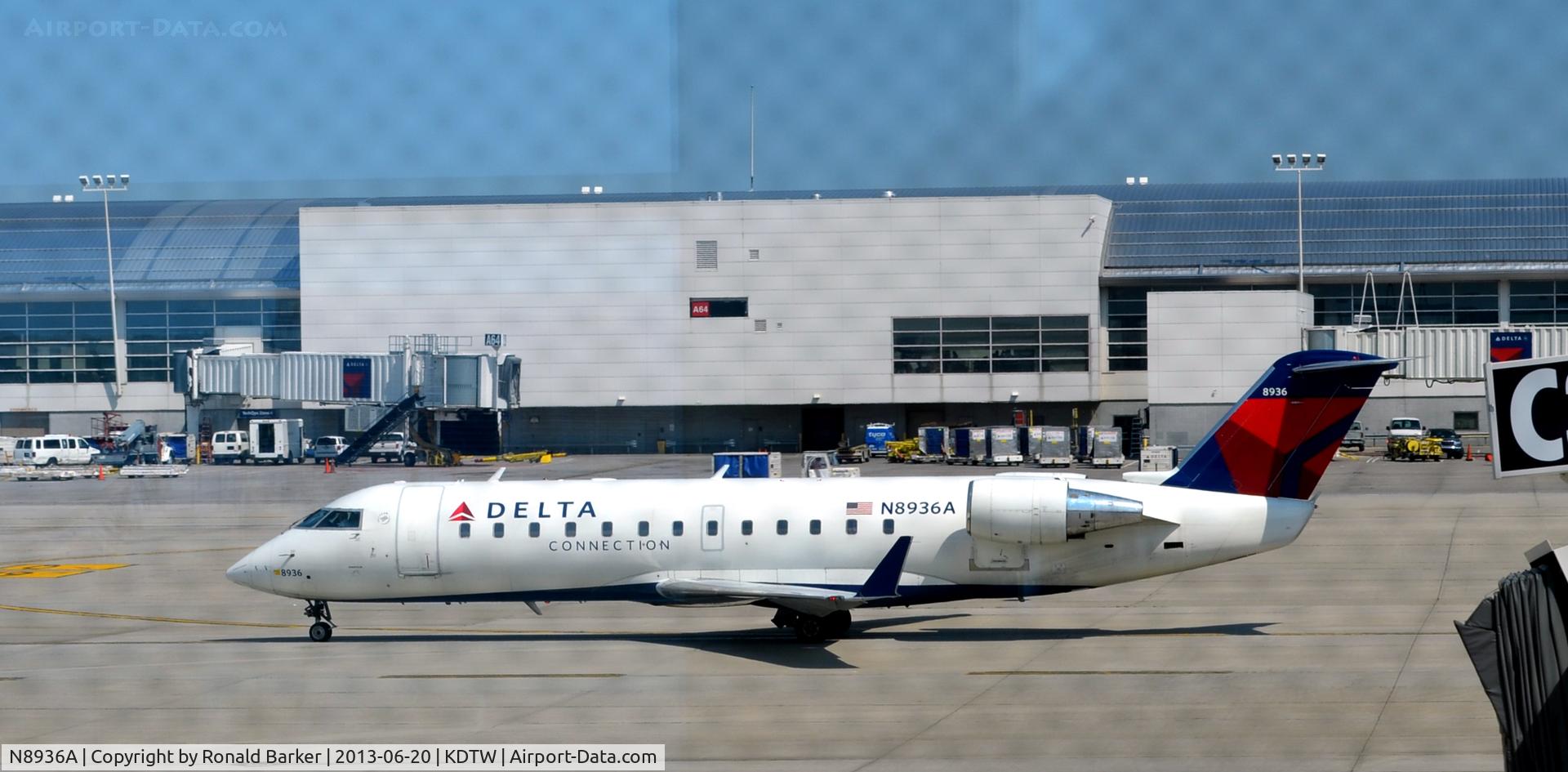 N8936A, 2004 Bombardier CRJ-200 (CL-600-2B19) C/N 7936, Taxi Detroit