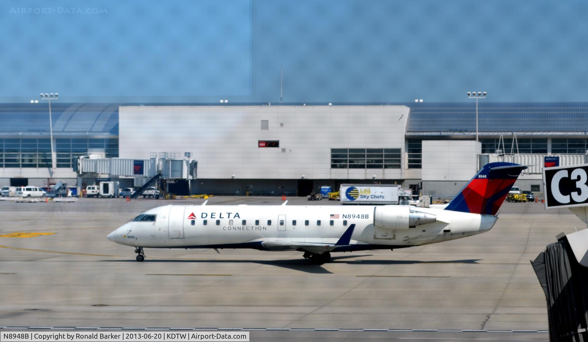 N8948B, 2004 Bombardier CRJ-200 (CL-600-2B19) C/N 7948, Taxi Detroit