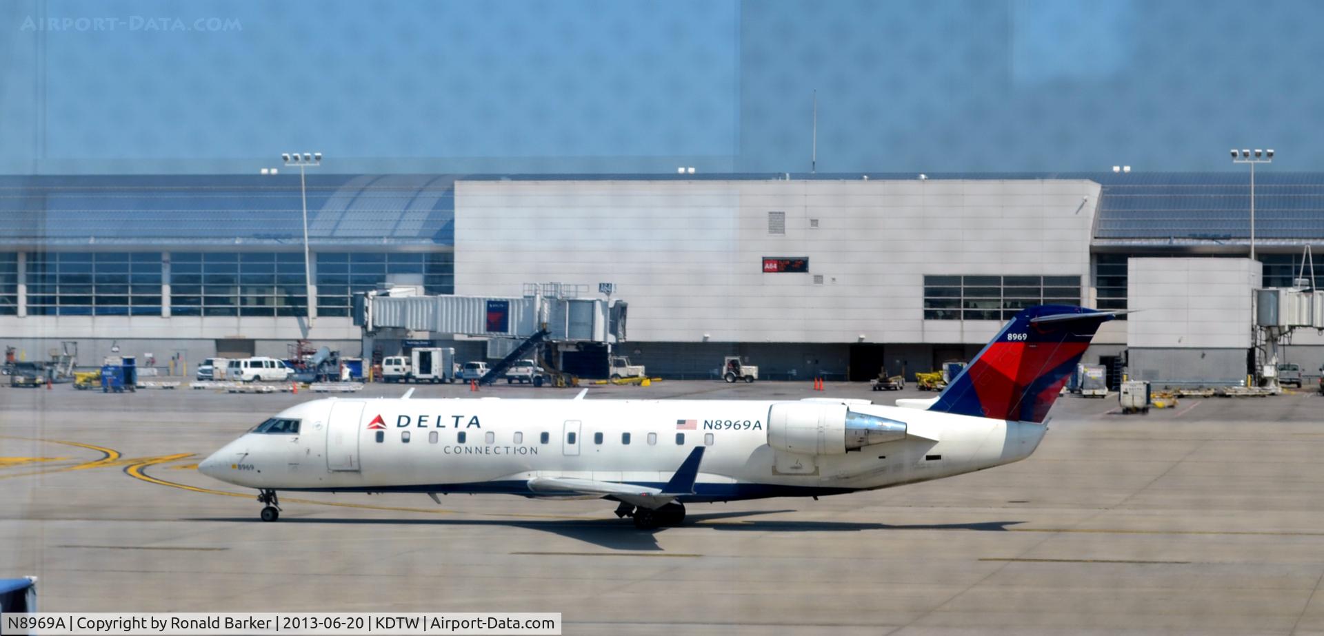 N8969A, 2004 Bombardier CRJ-200 (CL-600-2B19) C/N 7969, Taxi Detroit