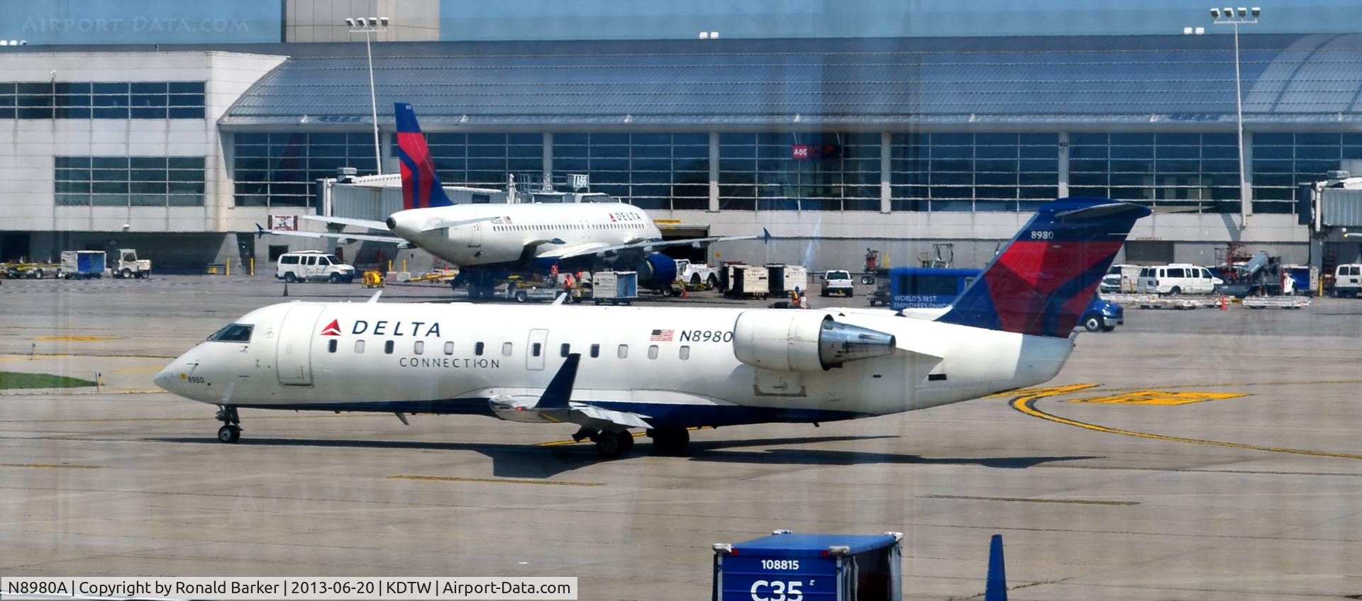 N8980A, 2004 Bombardier CRJ-200 (CL-600-2B19) C/N 7980, Taxi Detroit