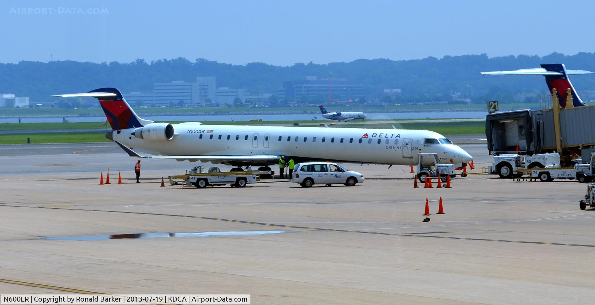 N600LR, 2007 Bombardier CRJ-900 NG (CL-600-2D24) C/N 15142, Gate 21 DCA