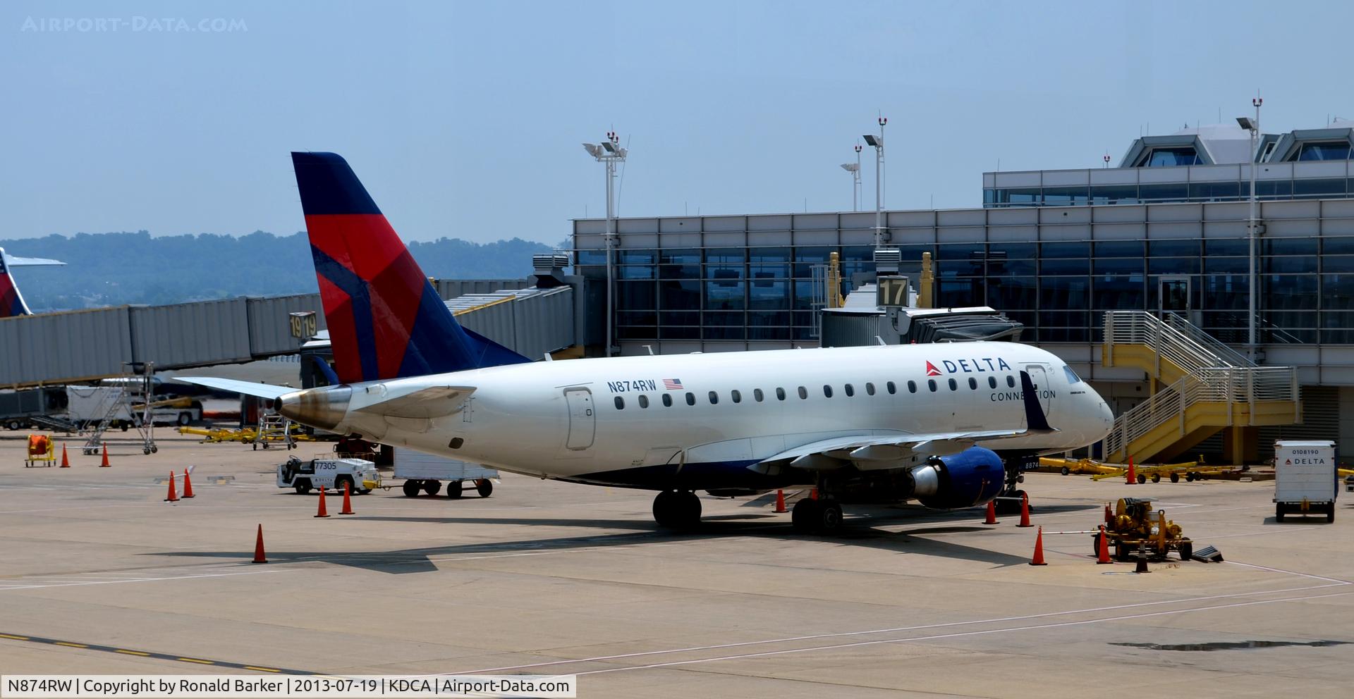 N874RW, 2006 Embraer 170SU (ERJ-170-100SU) C/N 17000148, Gate 17 DCA