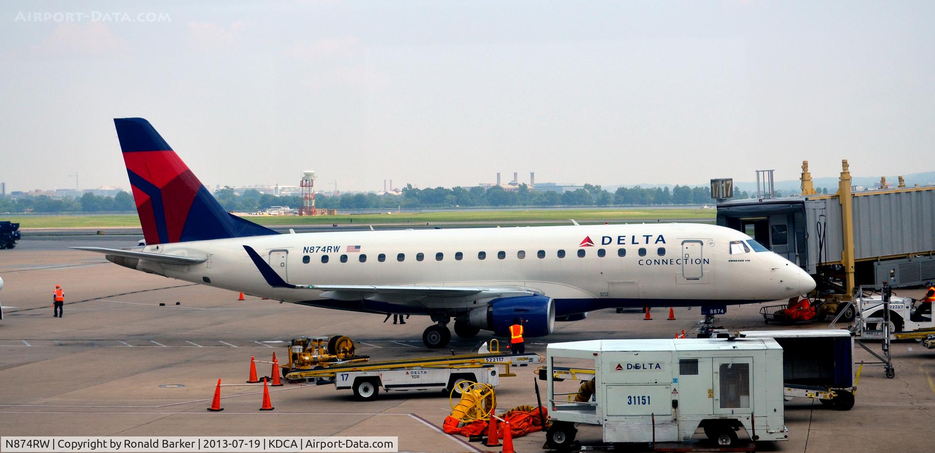 N874RW, 2006 Embraer 170SU (ERJ-170-100SU) C/N 17000148, Gate 17 DCA