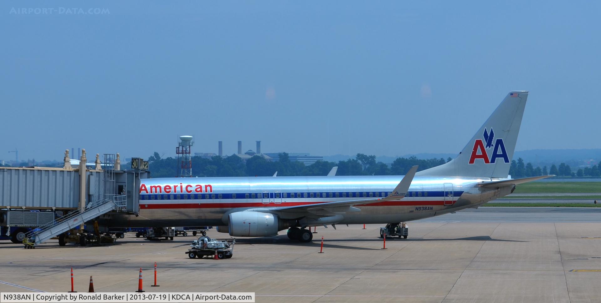 N938AN, 2000 Boeing 737-823 C/N 29533, Gate 30 DCA