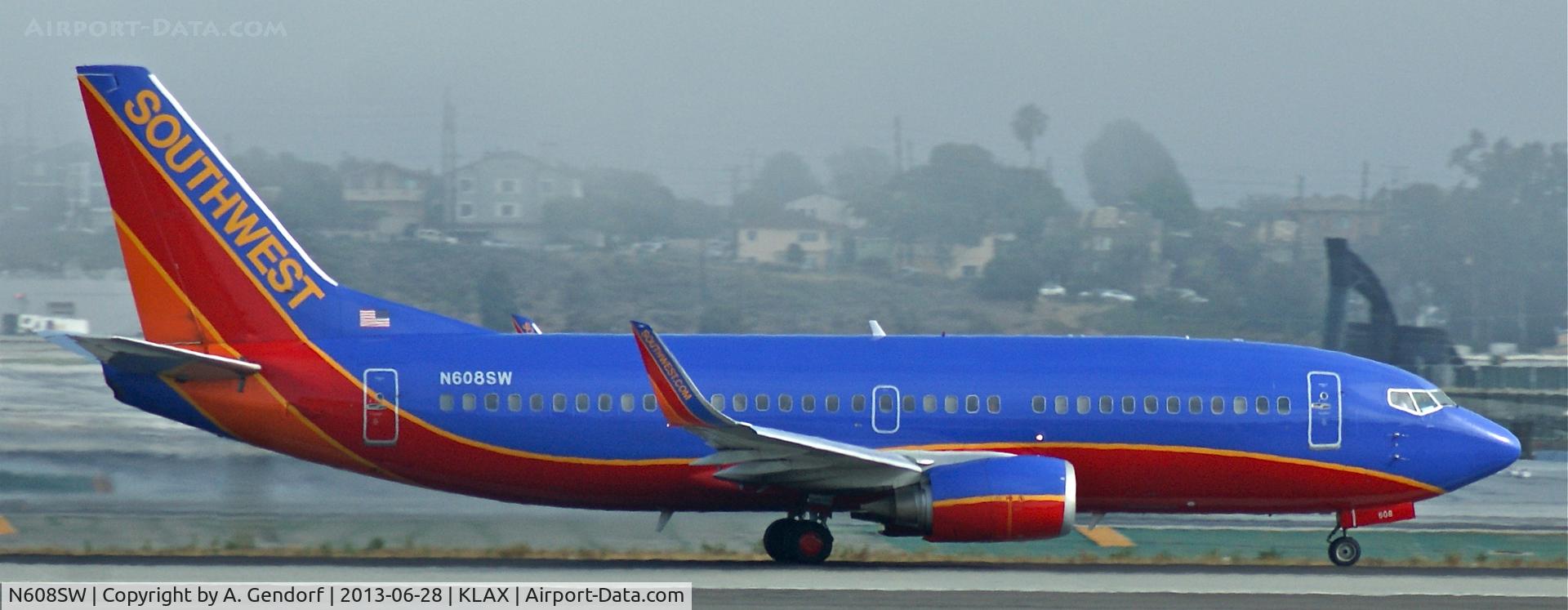 N608SW, 1995 Boeing 737-3H4 C/N 27928, Southwest, is speeding up at Los Angeles Int´l(KLAX)