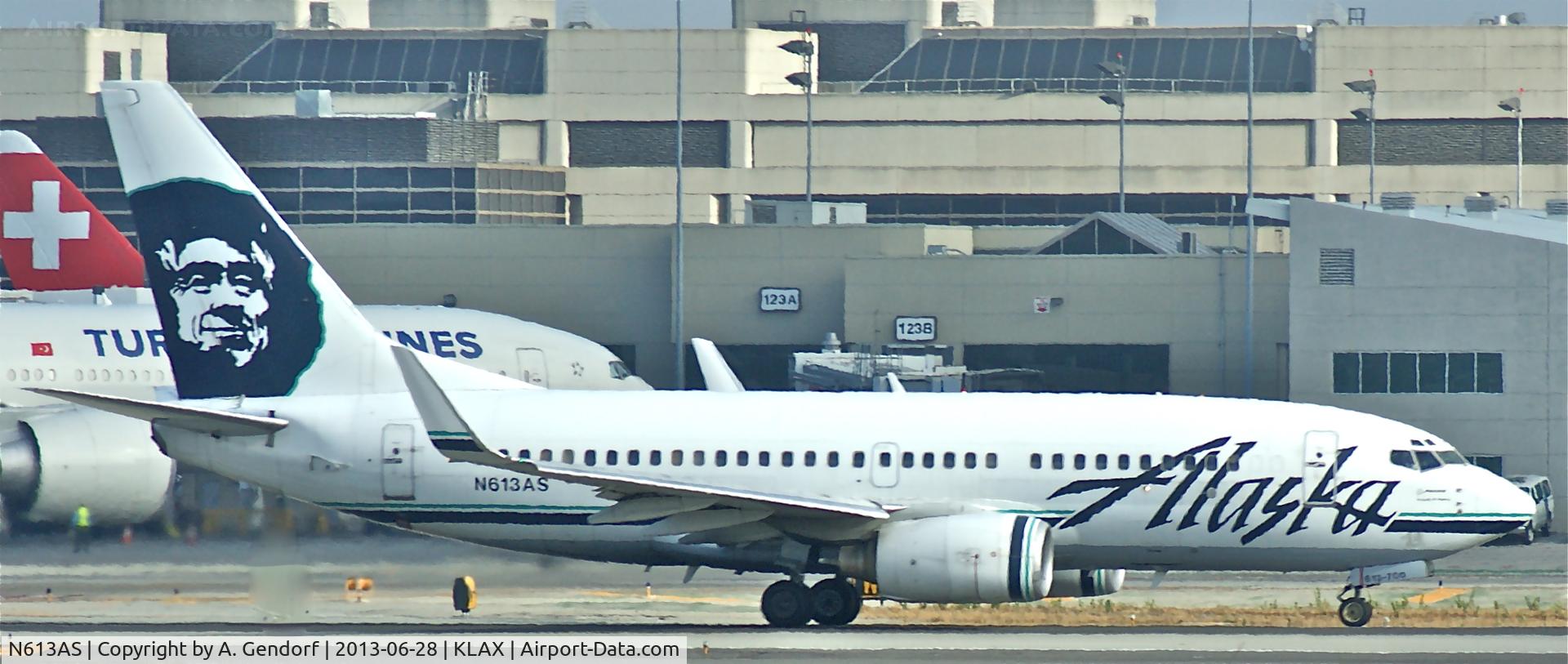 N613AS, 1999 Boeing 737-790 C/N 30163, Alaska Airlines, seen here at Los angeles Int´l(KLAX)