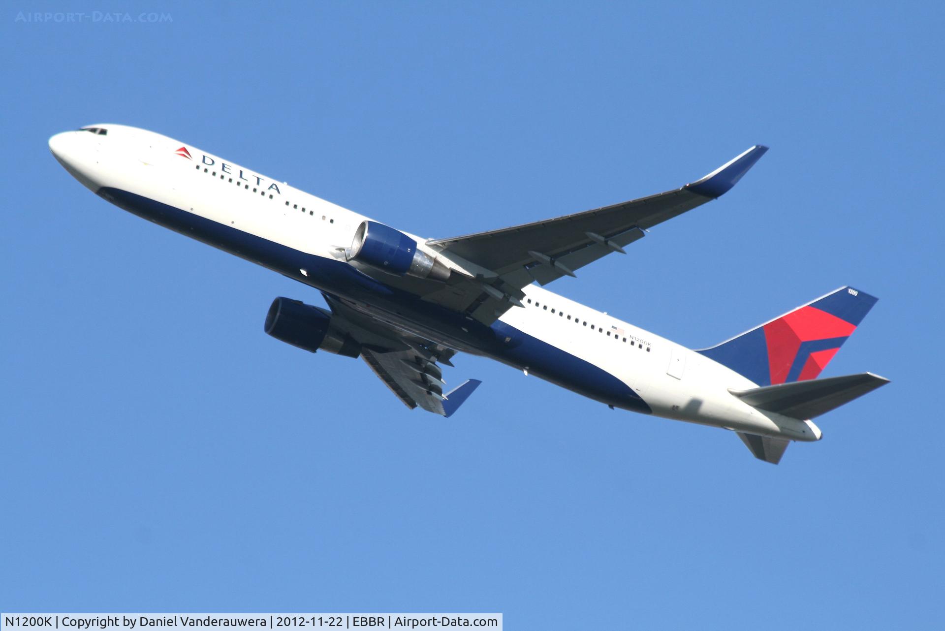 N1200K, 1998 Boeing 767-332 C/N 28457, Flight DL141 is climbing from RWY 25R