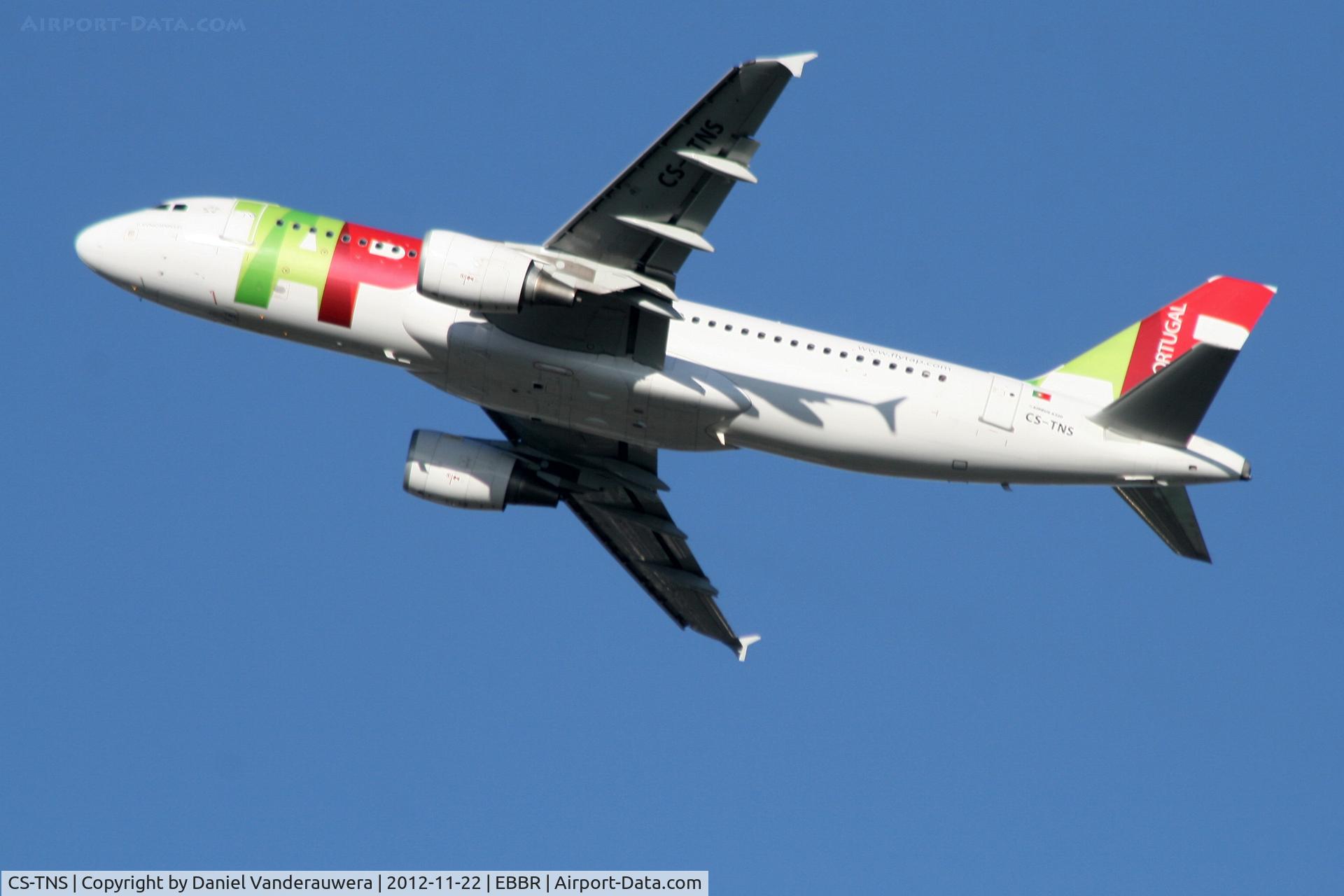 CS-TNS, 2009 Airbus A320-214 C/N 4021, Flight TP607 is climbing from RWY 25R