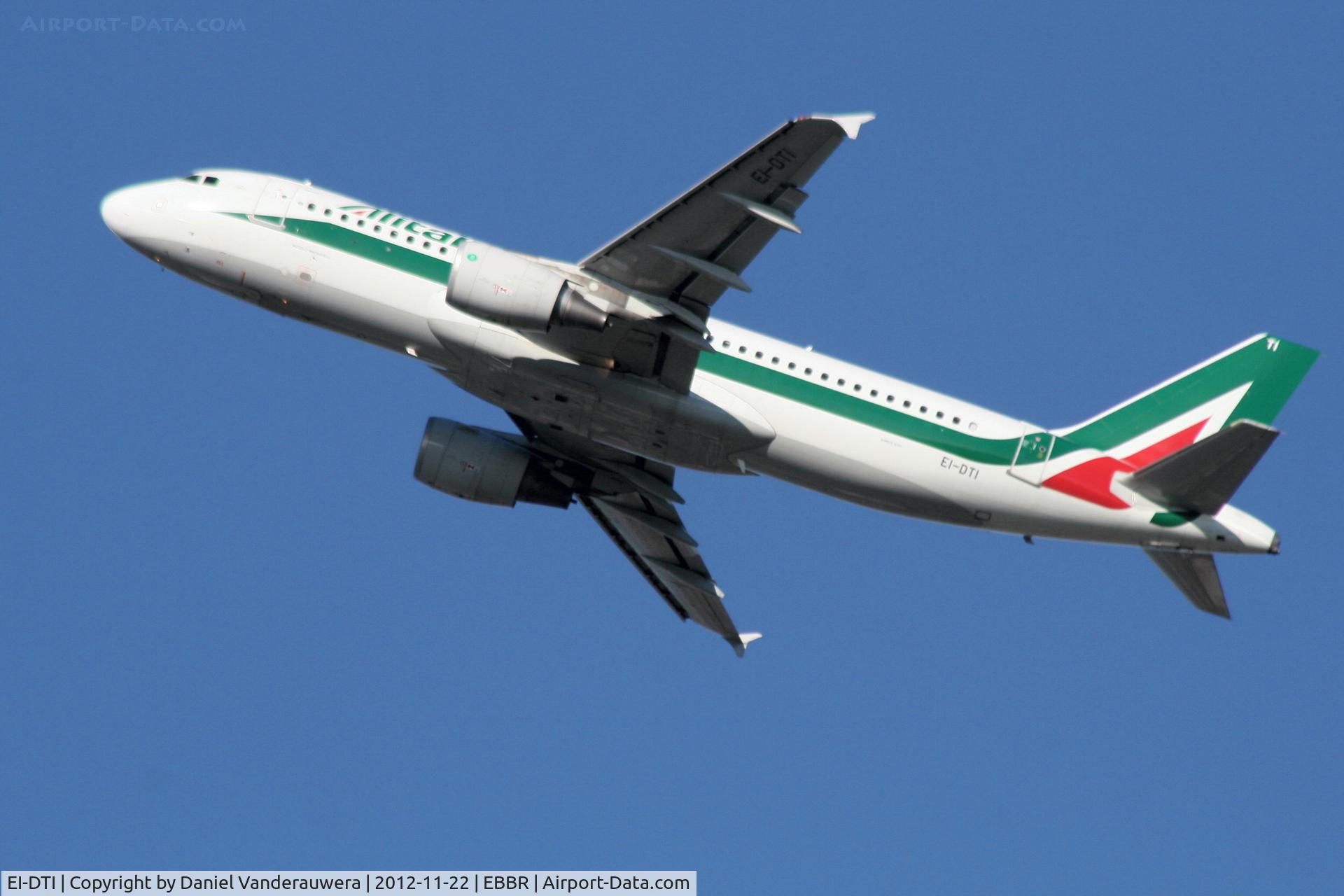 EI-DTI, 2009 Airbus A320-216 C/N 3976, Flight AZ159 is climbing from RWY 25R