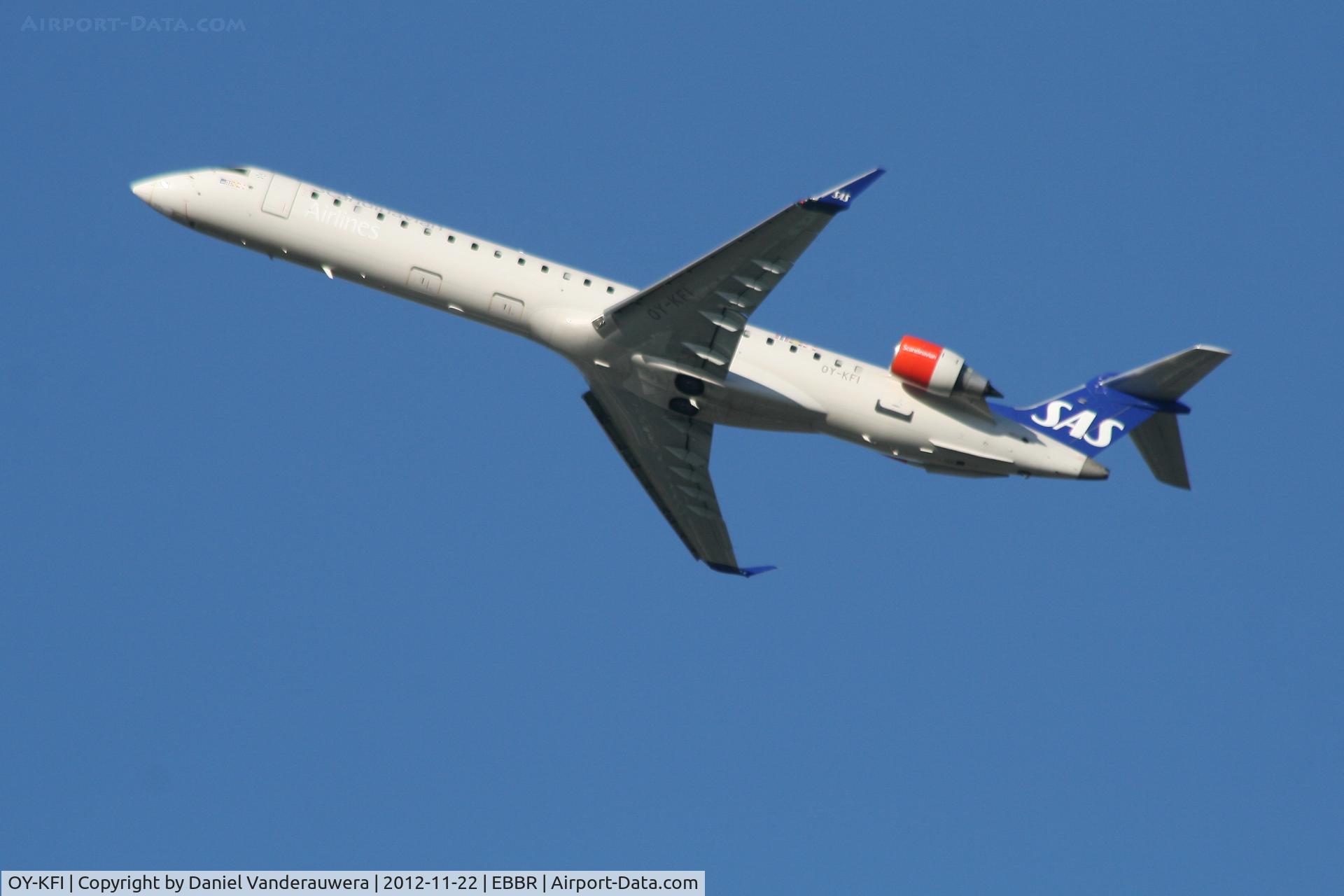 OY-KFI, 2009 Canadair CRJ-900ER (CL-600-2D24) C/N 15242, Flight SK1592 is climbing from RWY 25R