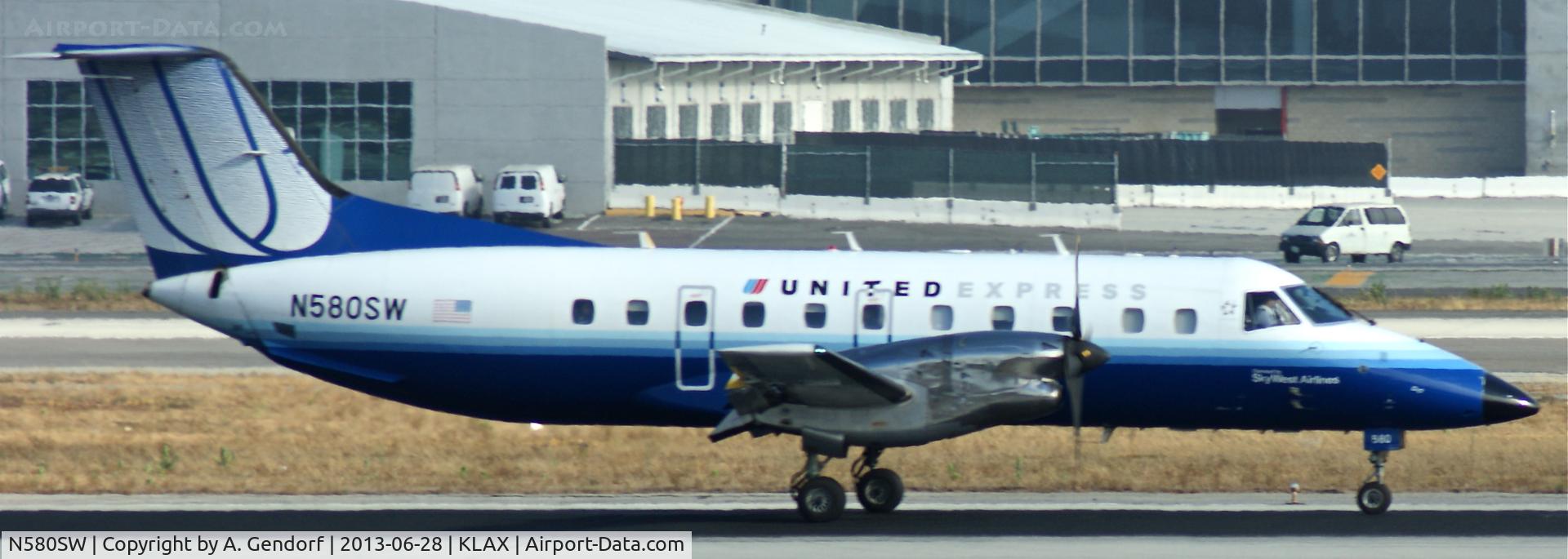 N580SW, 1999 Embraer EMB-120ER Brasilia C/N 120348, Sky West, seen here speeding up at Los Angeles Int´l(KLAX)
