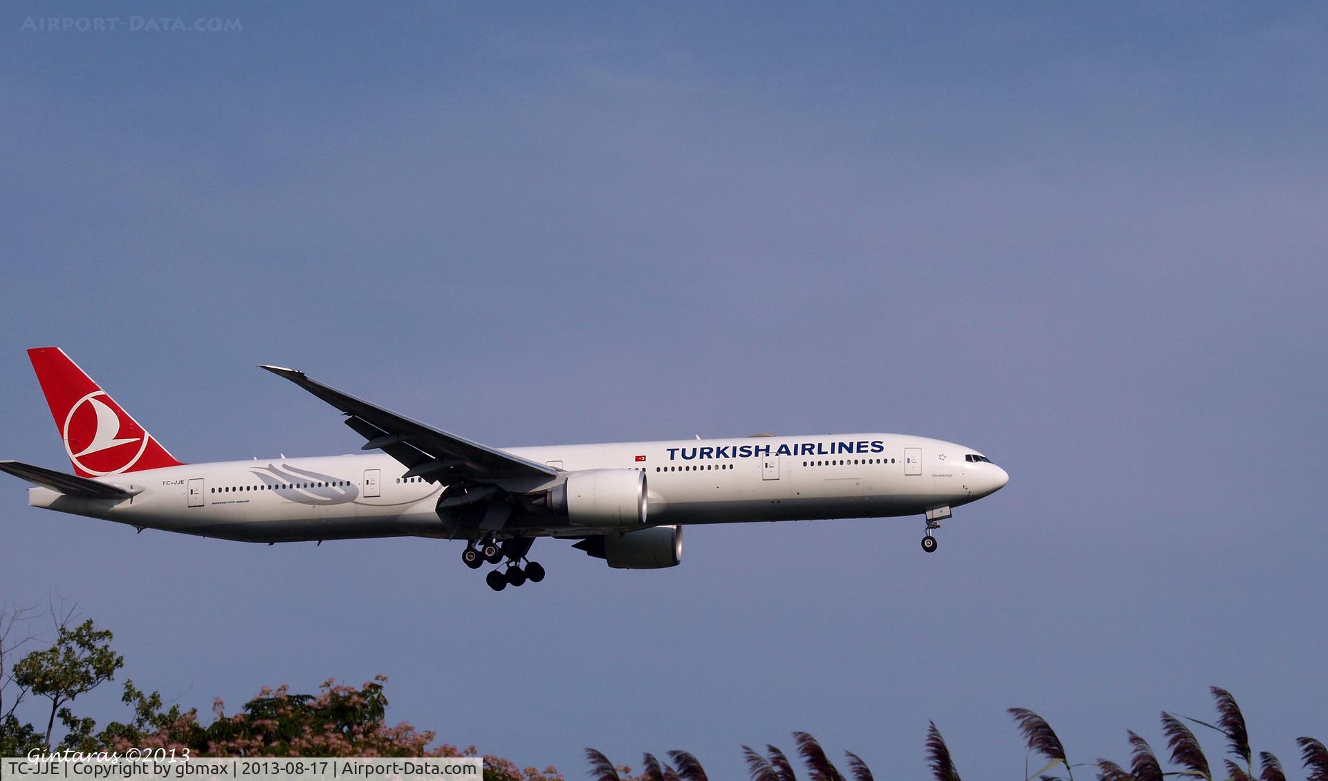 TC-JJE, 2010 Boeing 777-3F2/ER C/N 40707, Seconds before landing on L22, JFK