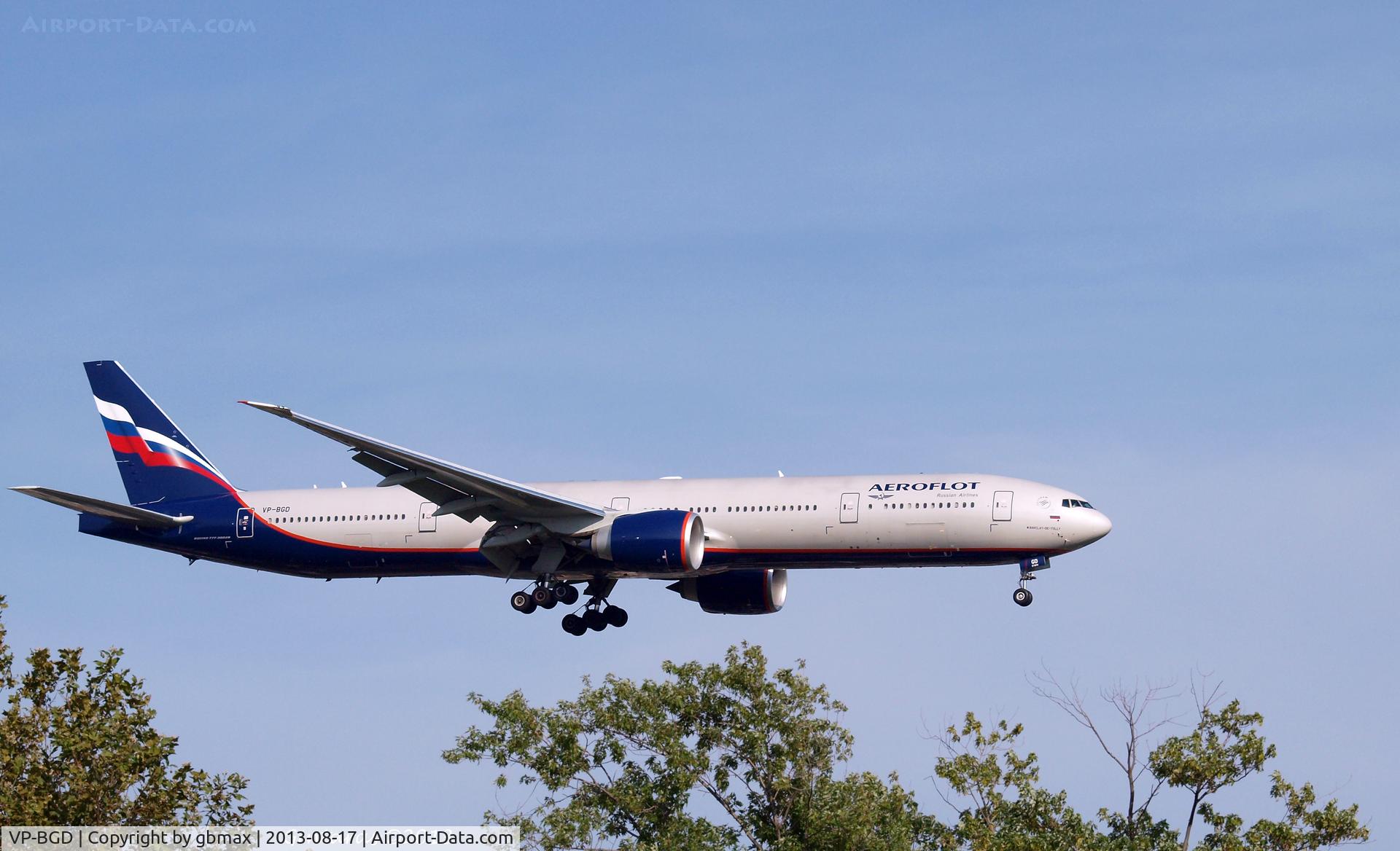 VP-BGD, 2013 Boeing 777-3M0/ER C/N 41681, Seconds before landing on L22, JFK