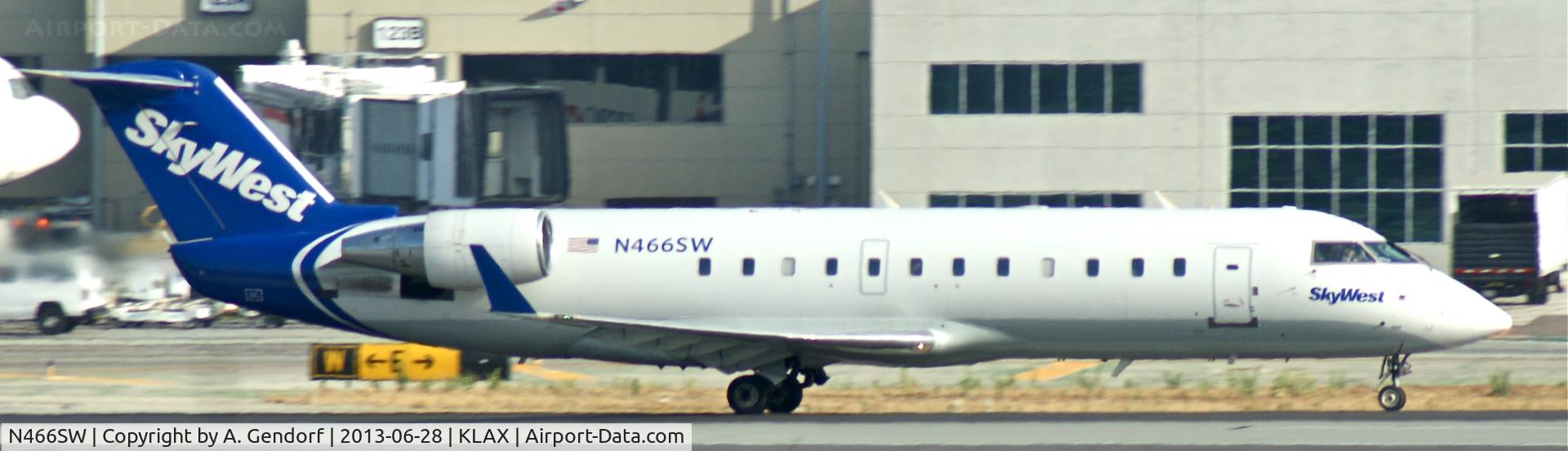 N466SW, 2003 Bombardier CRJ-200ER (CL-600-2B19) C/N 7856, Sky West, is speeding up on RWY 24L at Los Angeles Int´l(KLAX)