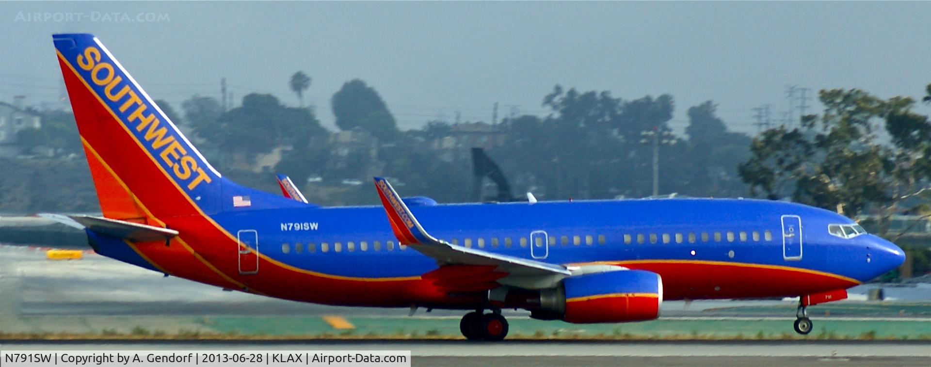N791SW, 2000 Boeing 737-7H4 C/N 27886, Southwest Airlines, is running down RWY 24L at Los Angeles Int´l(KLAX)