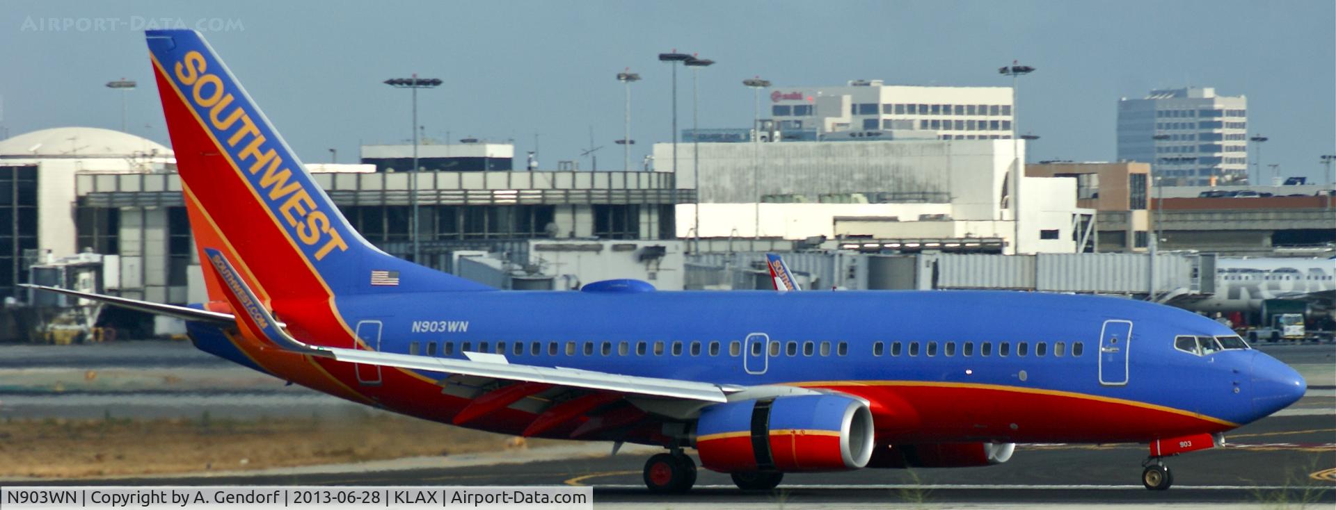 N903WN, 2007 Boeing 737-7H4 C/N 32457, Southwest Airlines, shortly after landing at Los Angeles Int´l(KLAX)