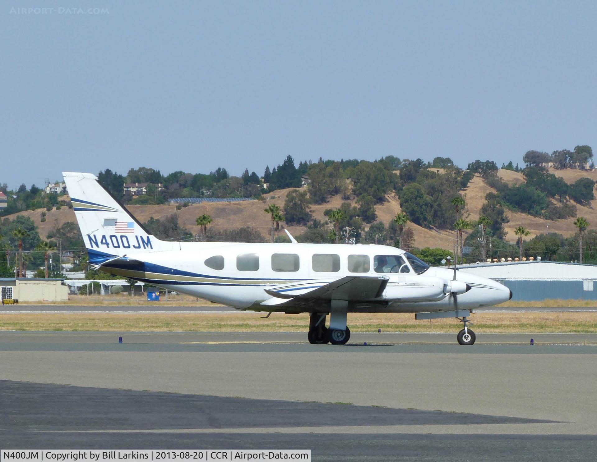 N400JM, 1980 Piper PA-31-350 Chieftain C/N 31-8152002, Leaving to take off.