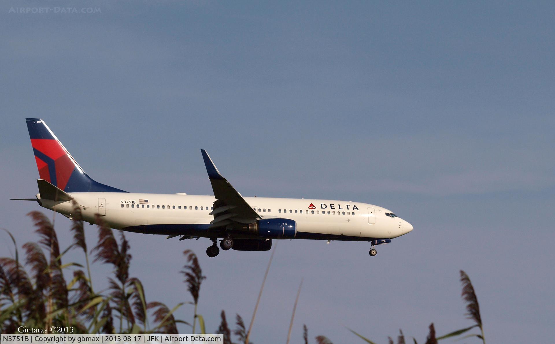 N3751B, 2001 Boeing 737-832 C/N 30491, Seconds before landing on L22, JFK