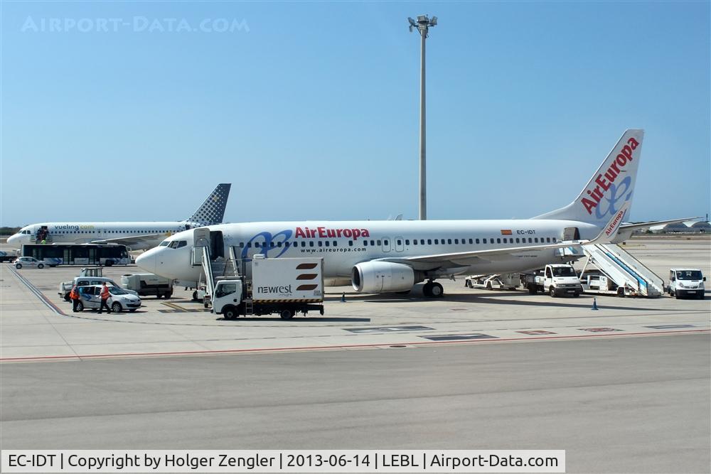 EC-IDT, 2002 Boeing 737-86Q C/N 30281, Business as usual on southern apron.....