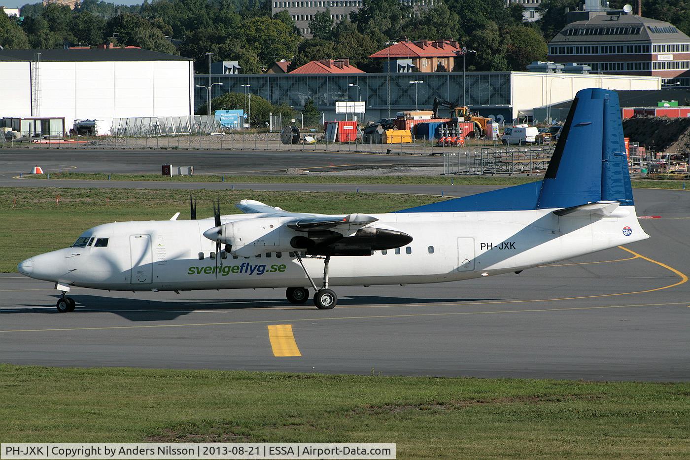 PH-JXK, 1991 Fokker 50 C/N 20233, Lining up runway 30.