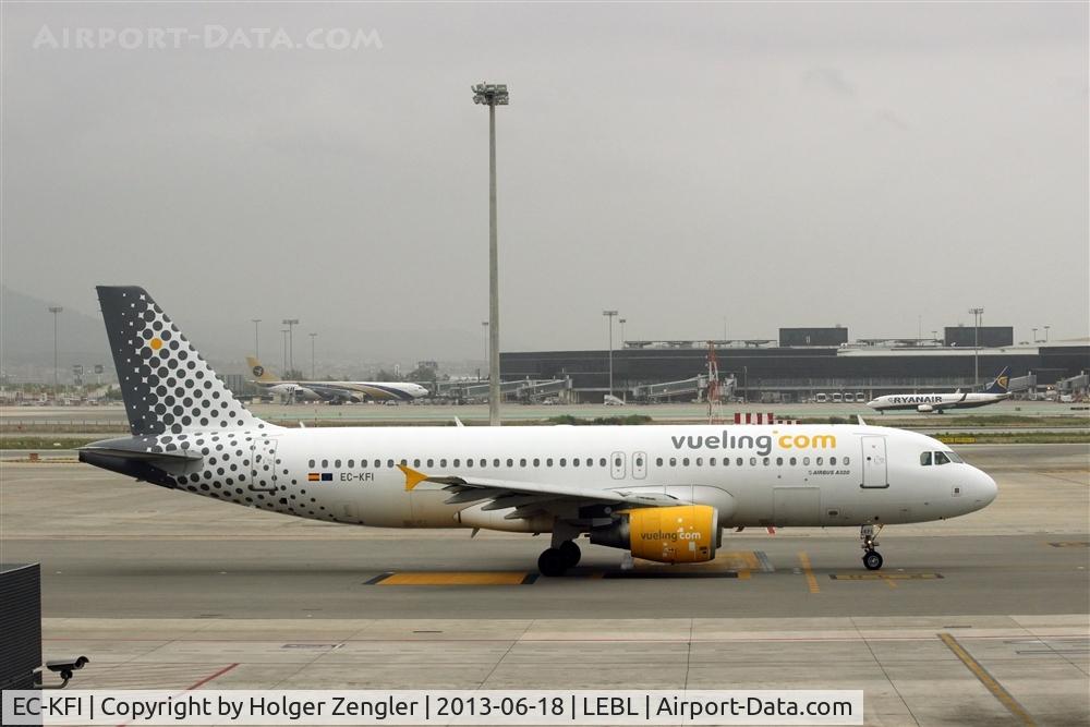 EC-KFI, 2007 Airbus A320-216 C/N 3174, On taxi to rwy 07R....