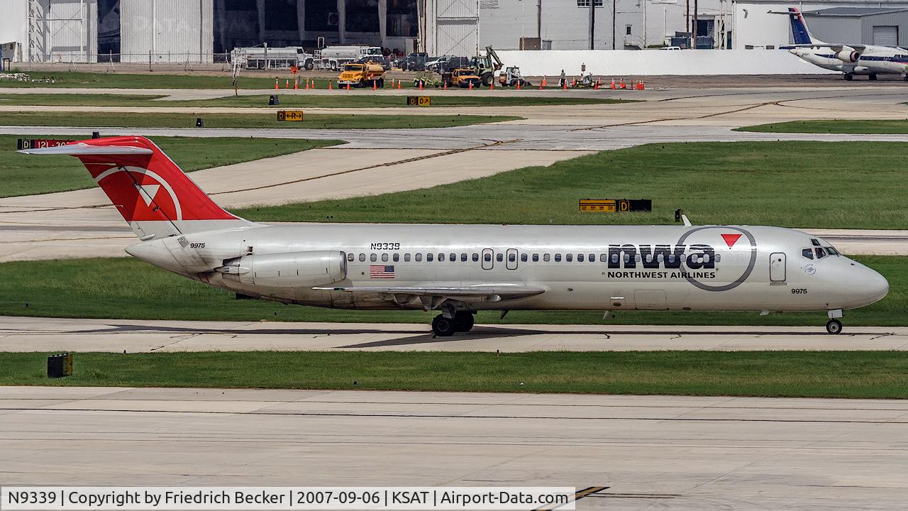 N9339, 1969 Douglas DC-9-31 C/N 47382, taxying to the gate