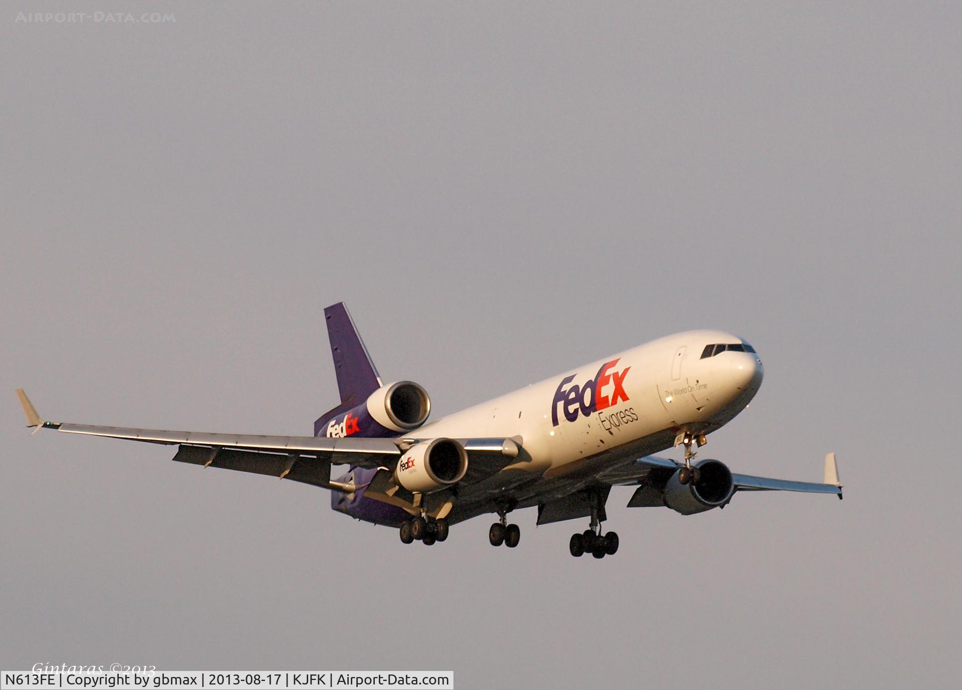 N613FE, 1996 McDonnell Douglas MD-11F C/N 48749, Seconds before landing on L22, JFK