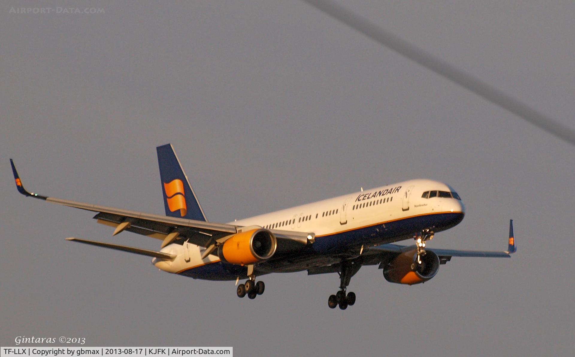 TF-LLX, 2000 Boeing 757-256 C/N 29311, Seconds before landing on L22, JFK